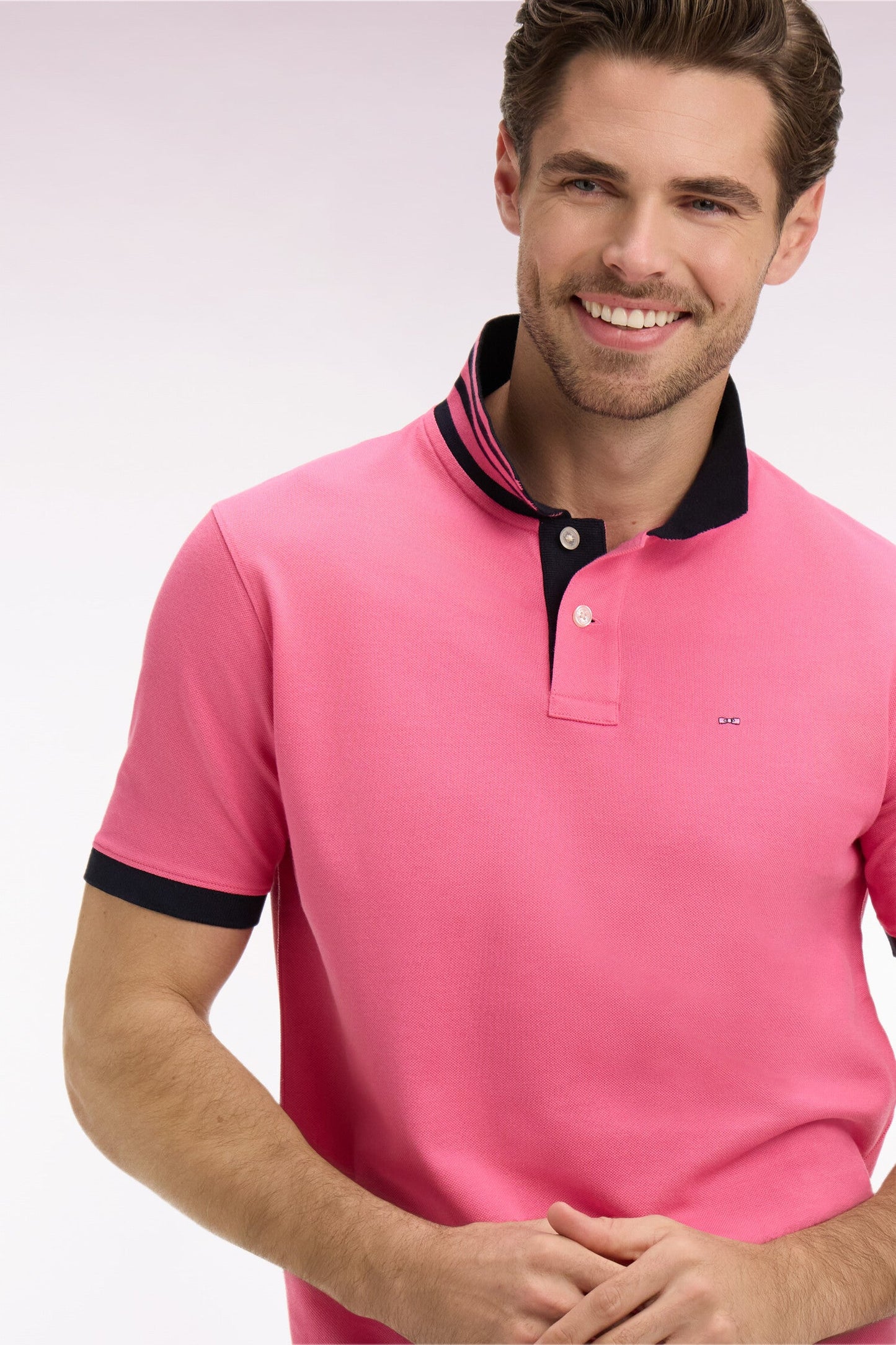 Polo manches courtes en piqué coton rose dessous de col rayé coupe slim