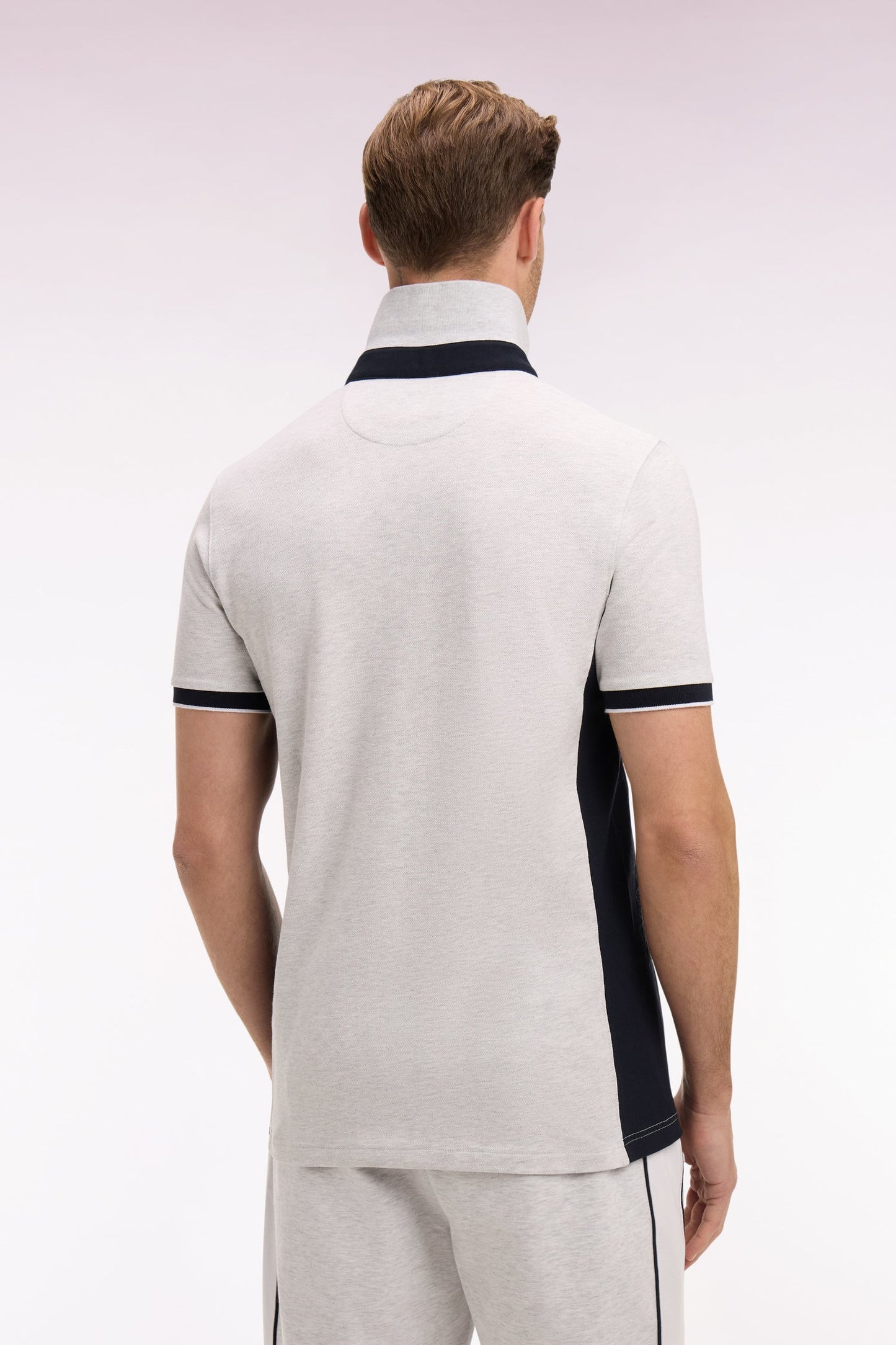 Polo manches courtes en coton gris clair et découpes marine coupe slim