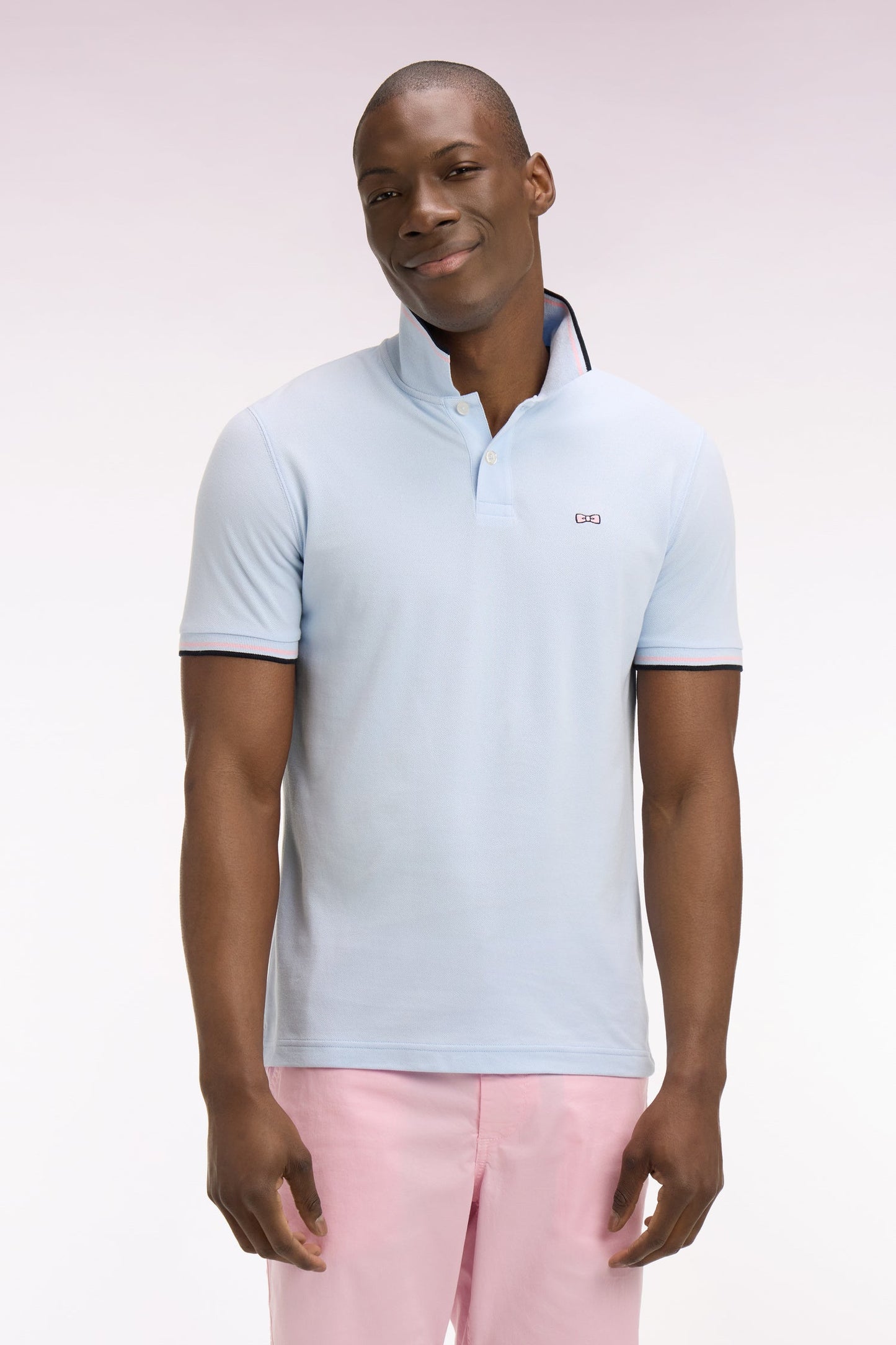 Polo manches courtes en coton ciel détails rayés coupe regular