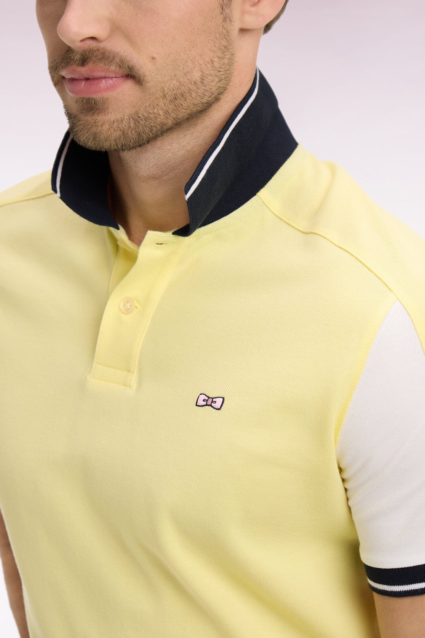 Polo à manches courtes en coton jaune clair brodé coupe regular