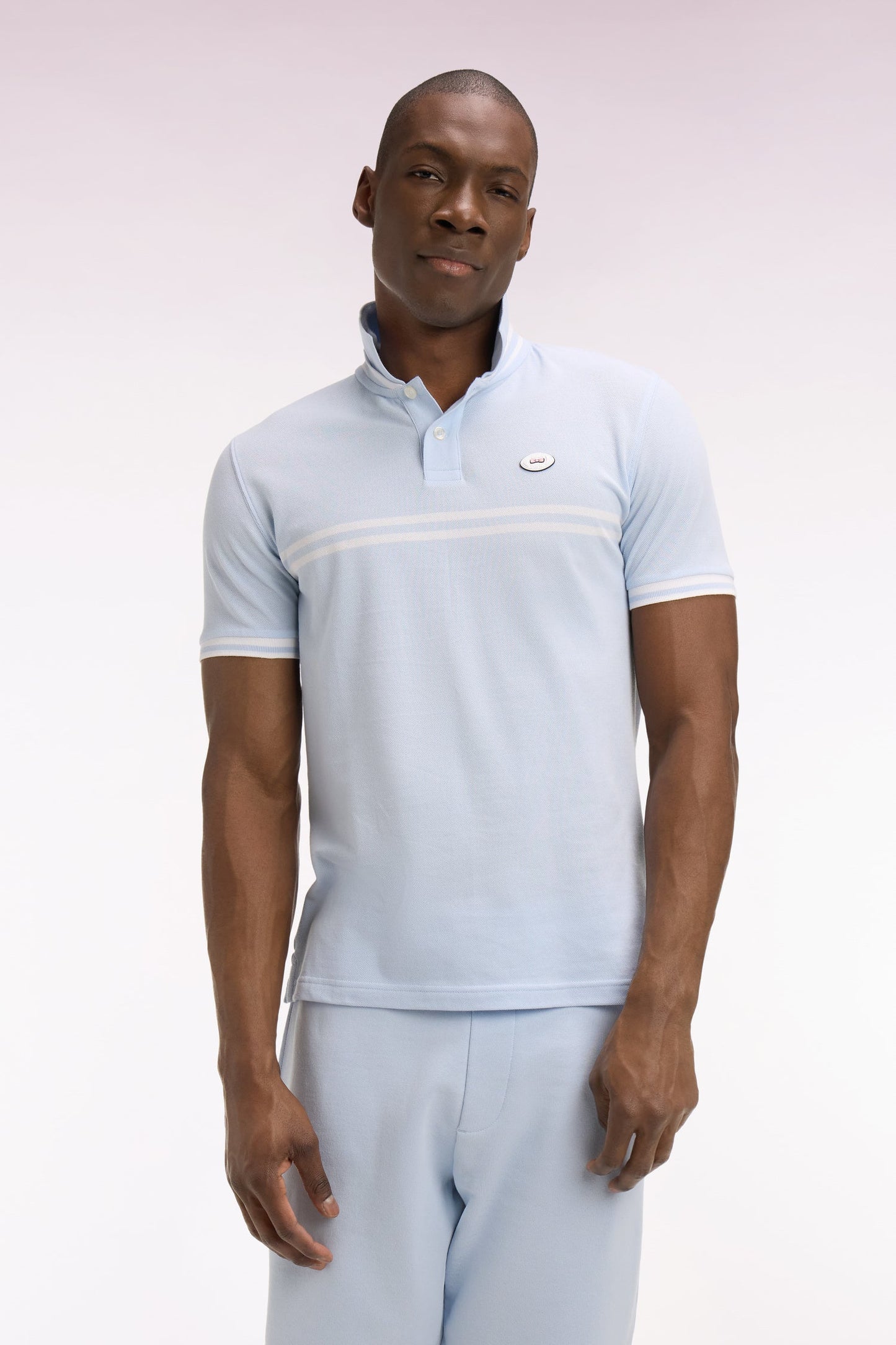Polo à manches courtes en coton bleu ciel à rayures blanches coupe regular