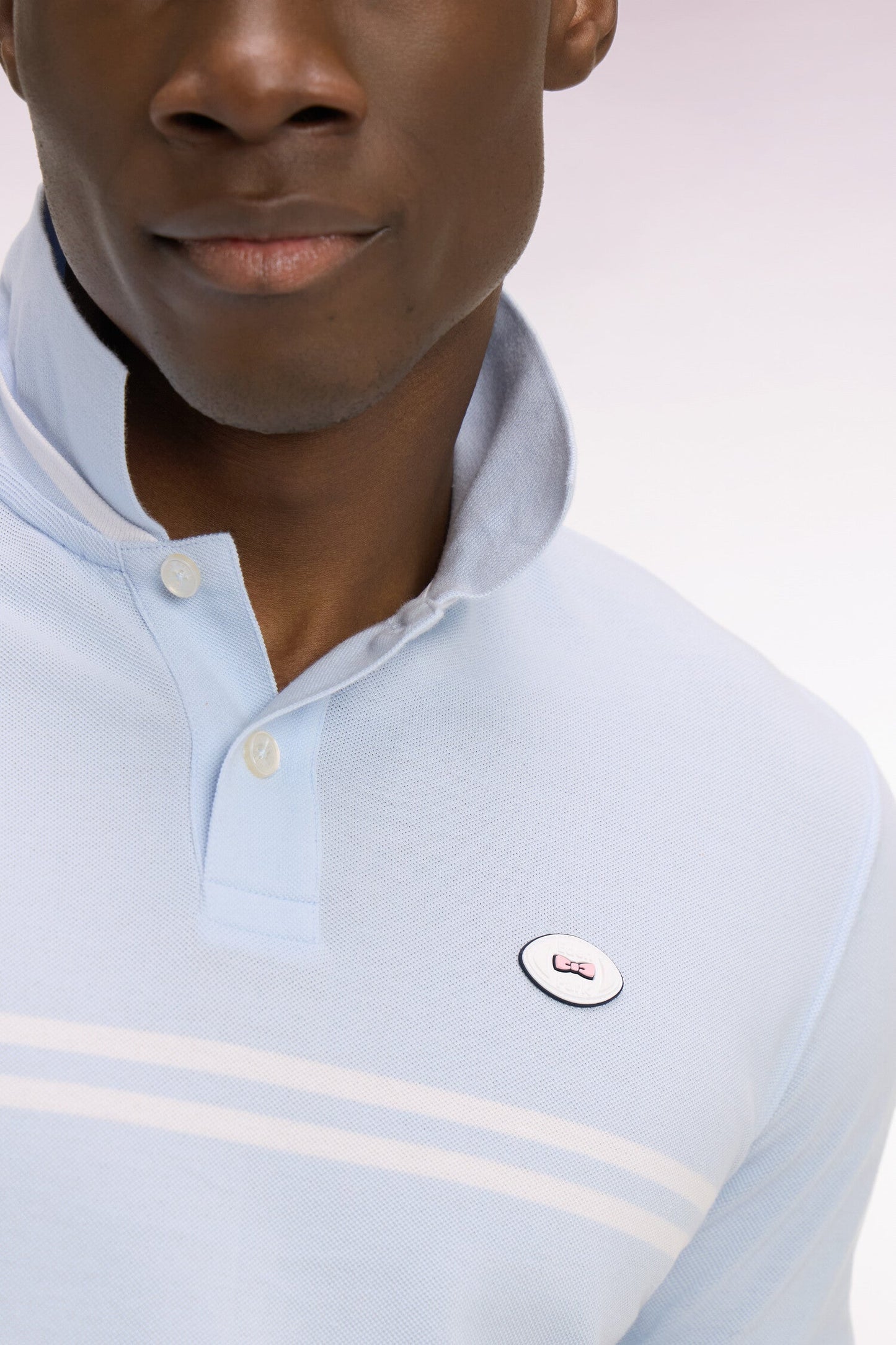 Polo à manches courtes en coton bleu ciel à rayures blanches coupe regular