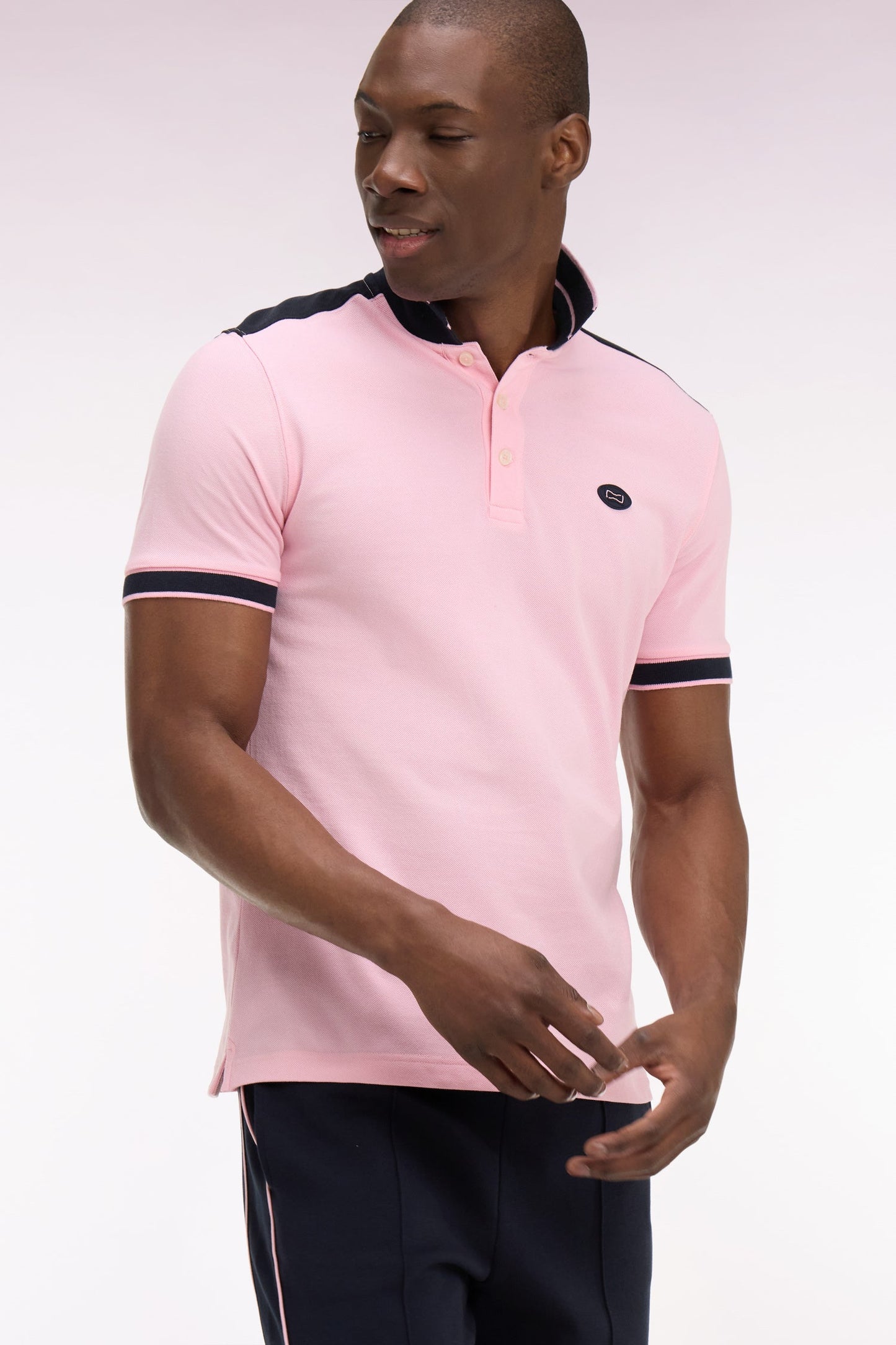 Polo à manches courtes en piqué coton rose à découpes marine