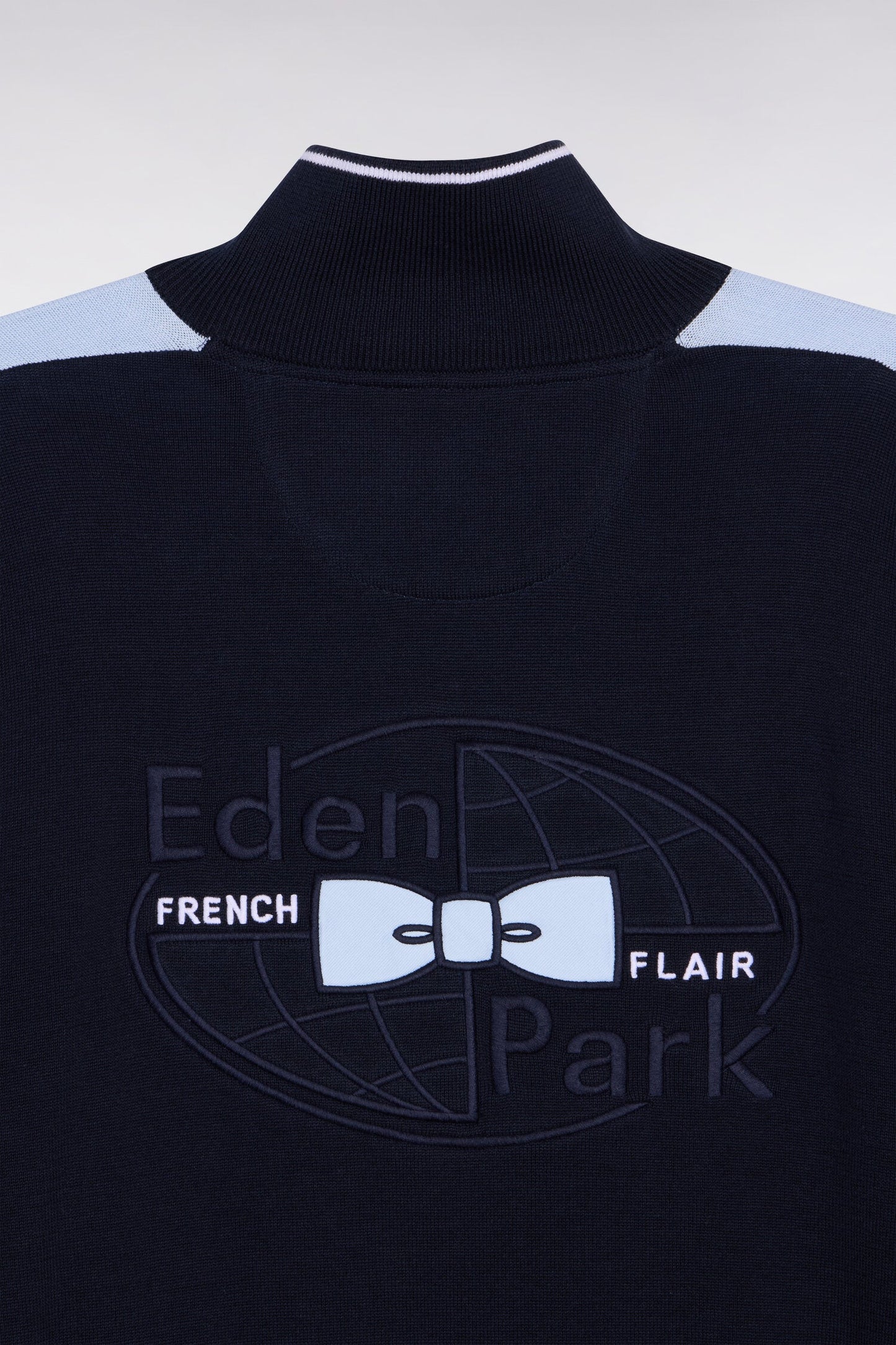 Pull à col maillot en coton ciel brodé