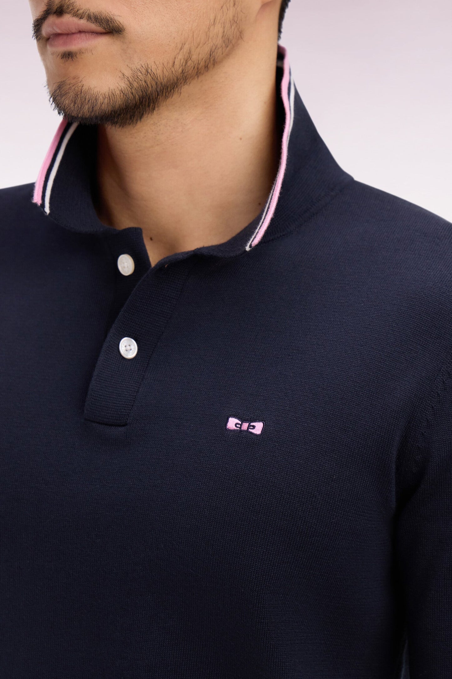 Pull col polo en coton marine à rayures fines