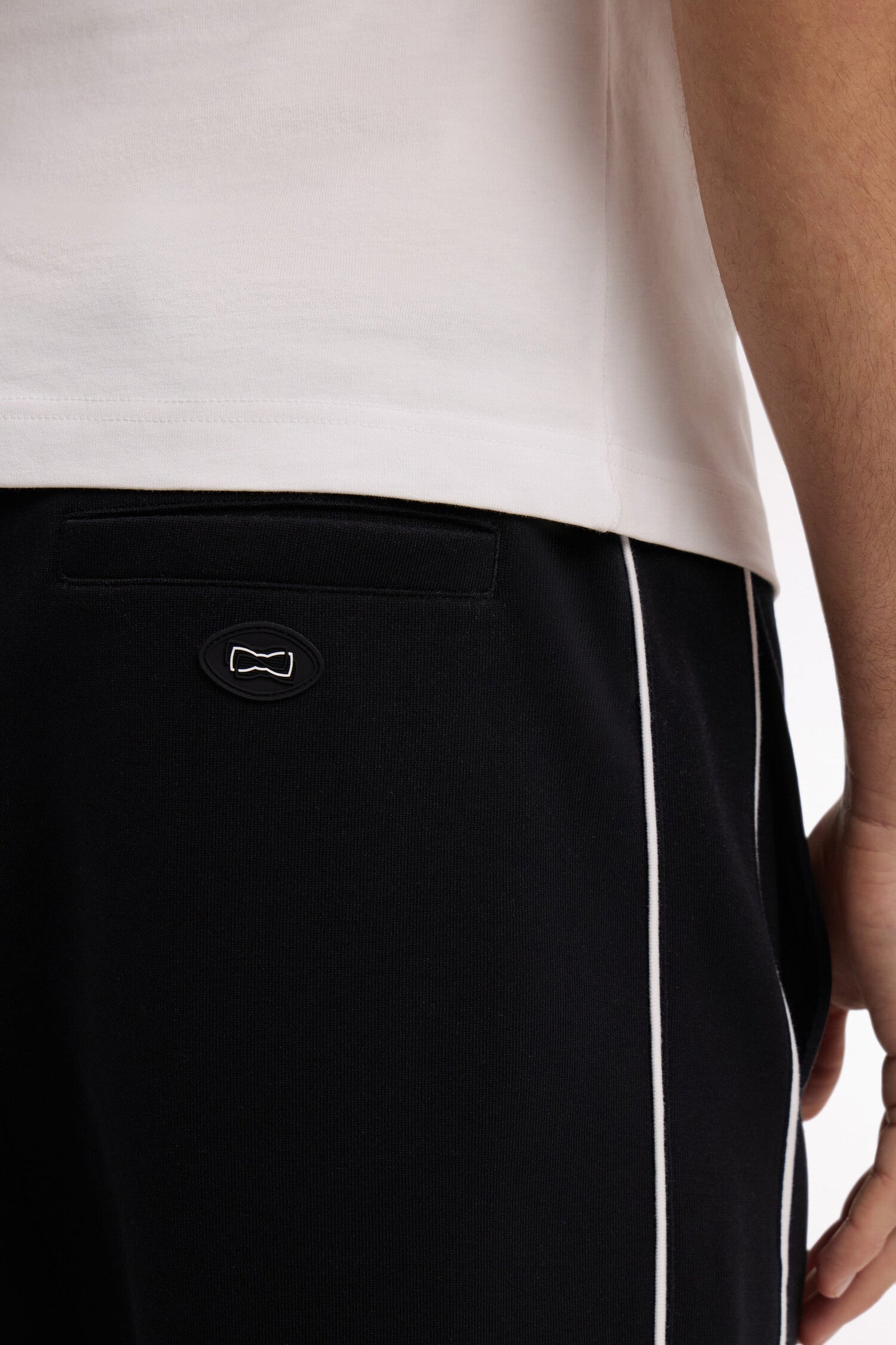 Short en molleton noir passepoils blancs