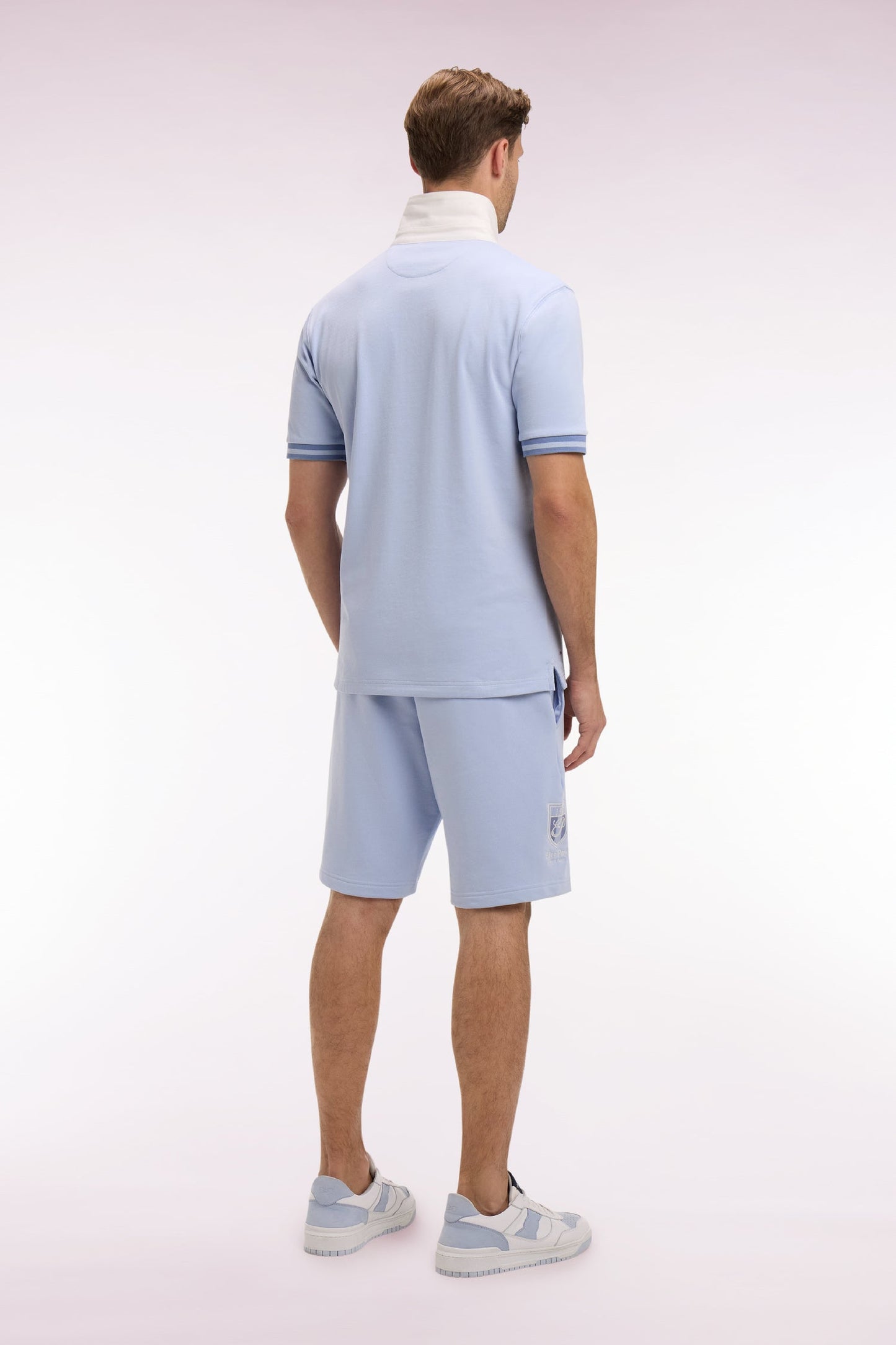 Short en molleton coton ciel à broderie blason
