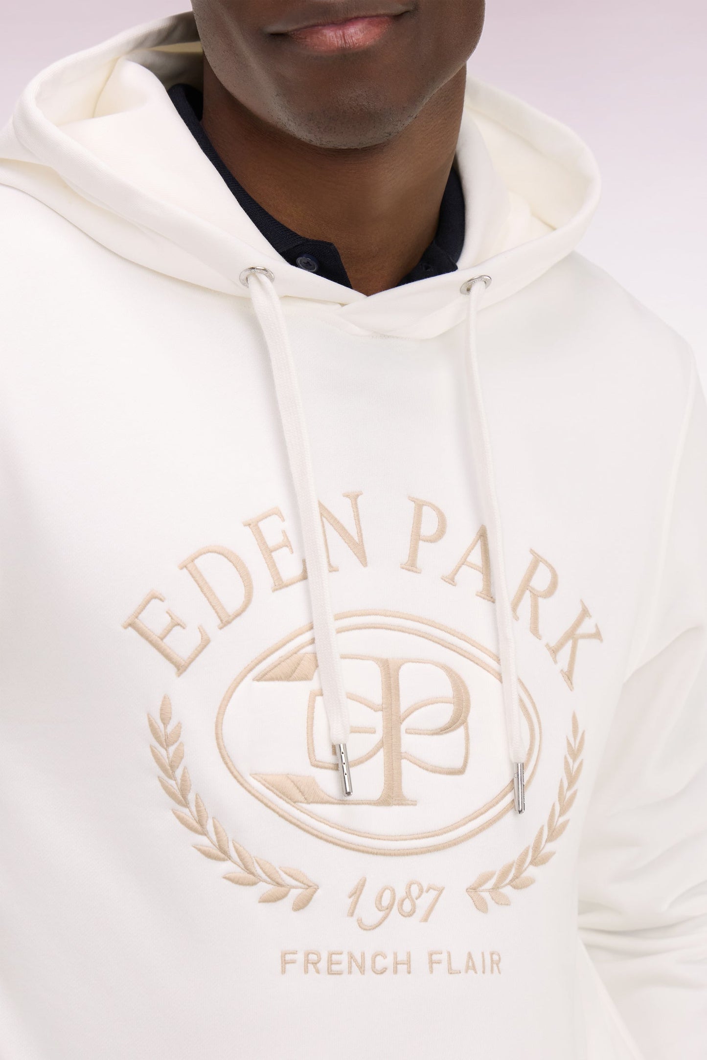 Sweatshirt à capuche brodé écru