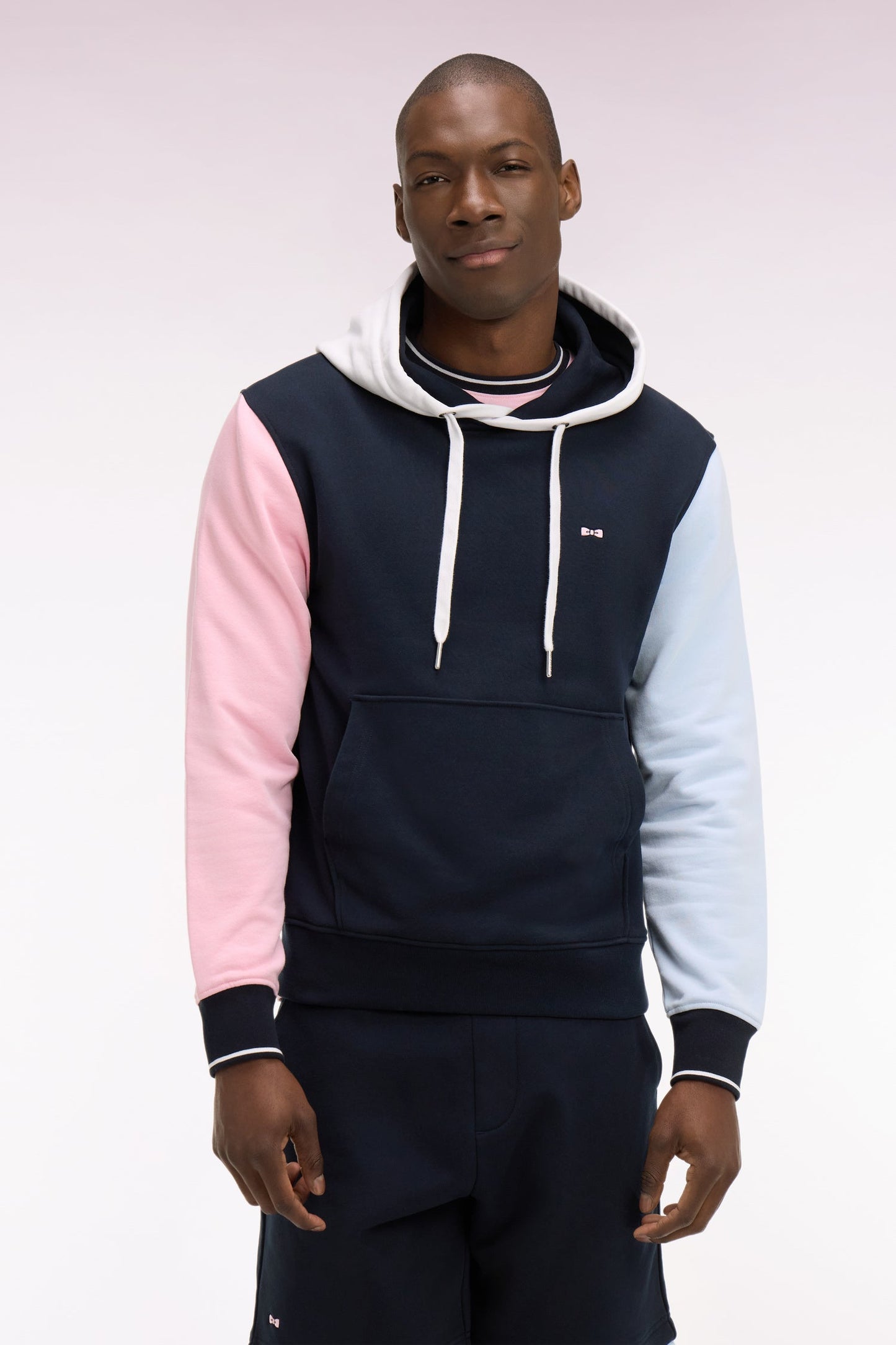 Sweatshirt à capuche en molleton coton découpes tricolores