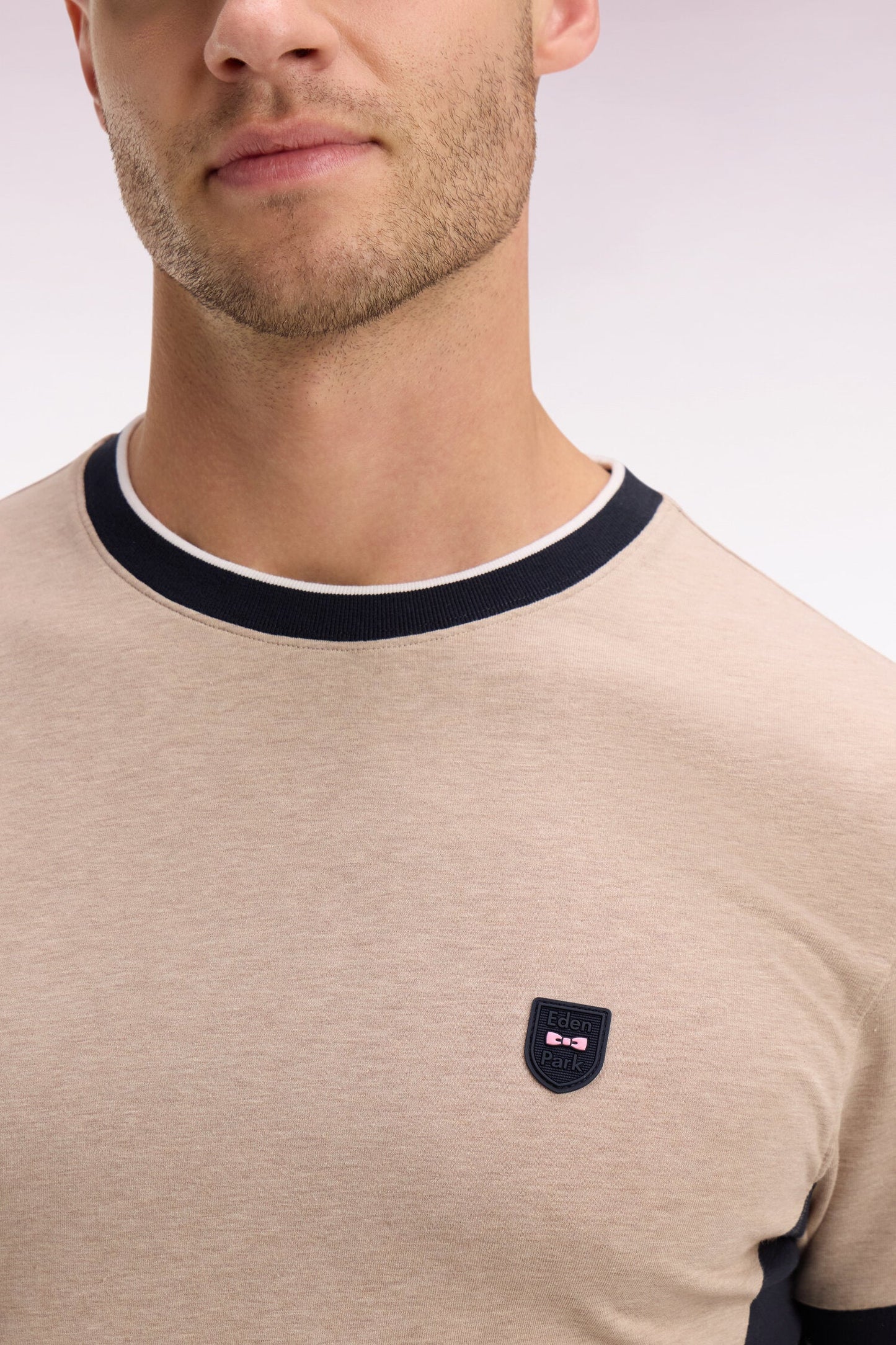 T-shirt à manches courtes en coton stretch beige à découpes coupe slim