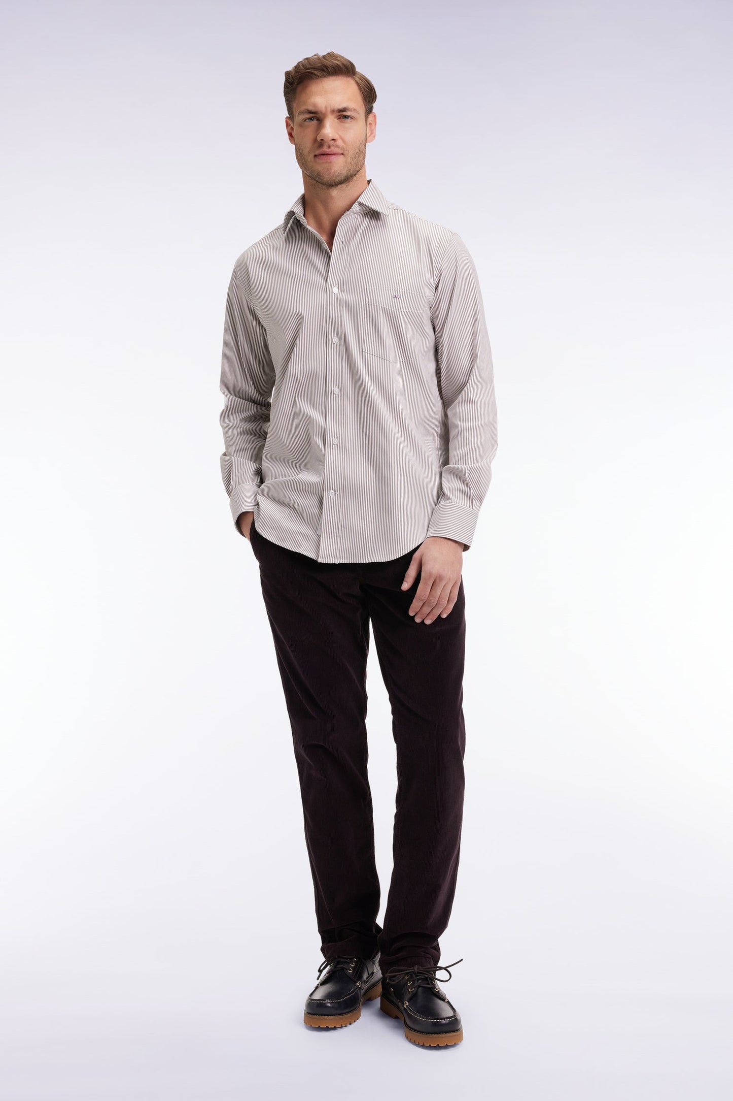 Pantalon chino sans plis en velours stretch marron