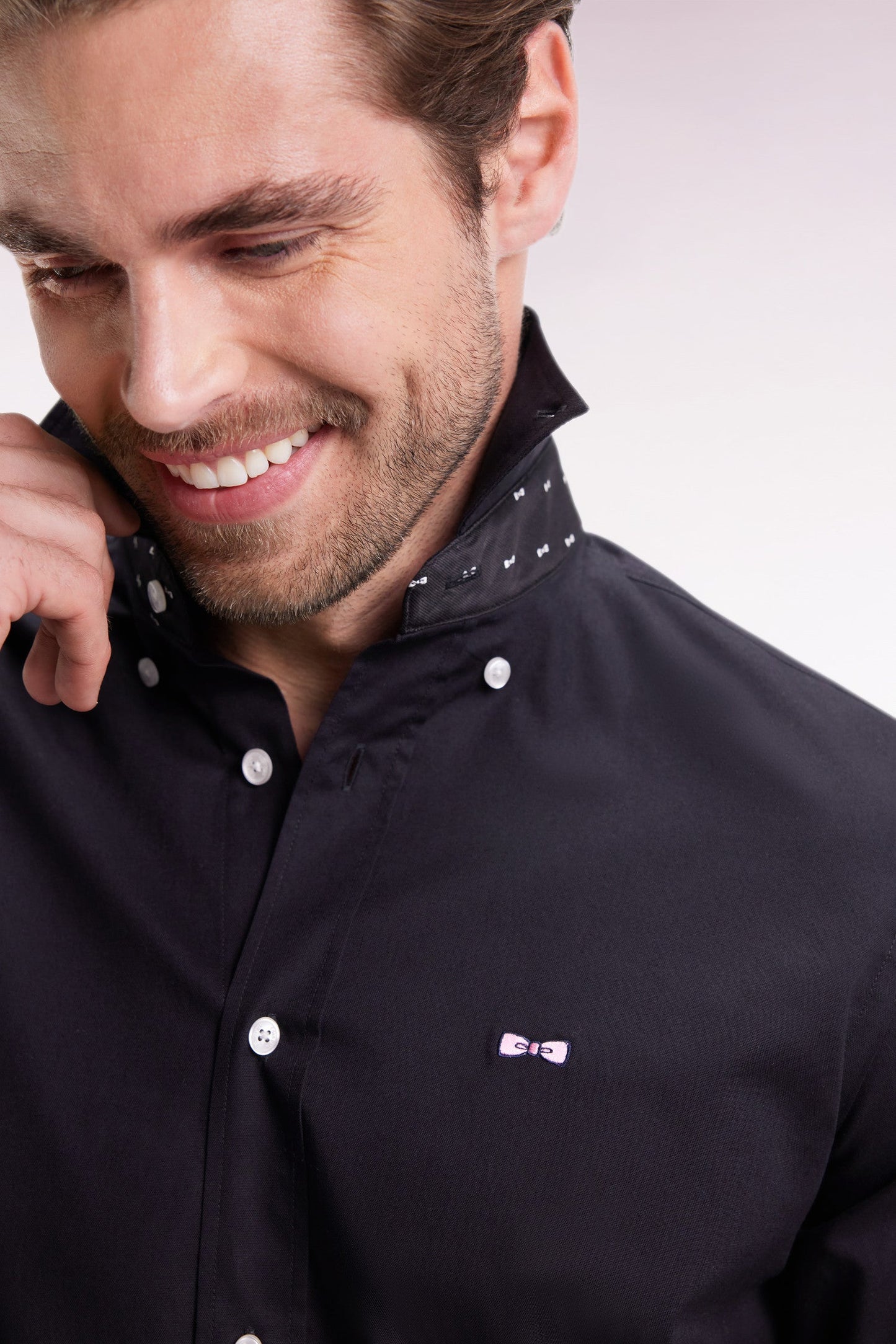 Chemise en coton pinpoint noire broderie dos coupe droite