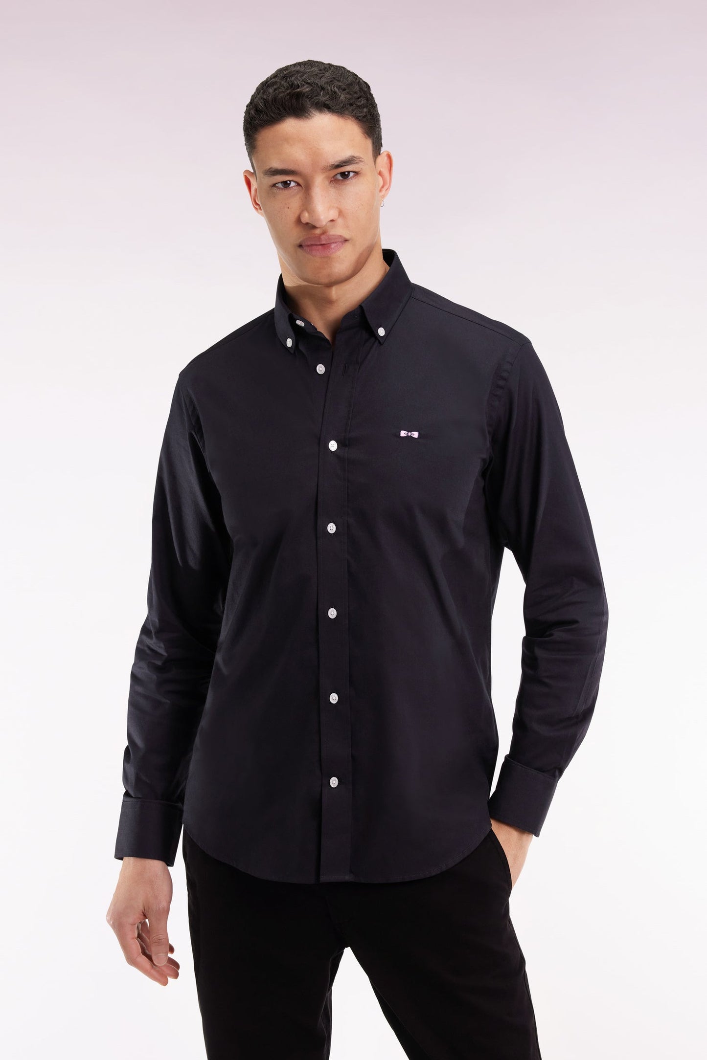 Chemise en coton noire broderies nœud papillon coupe droites