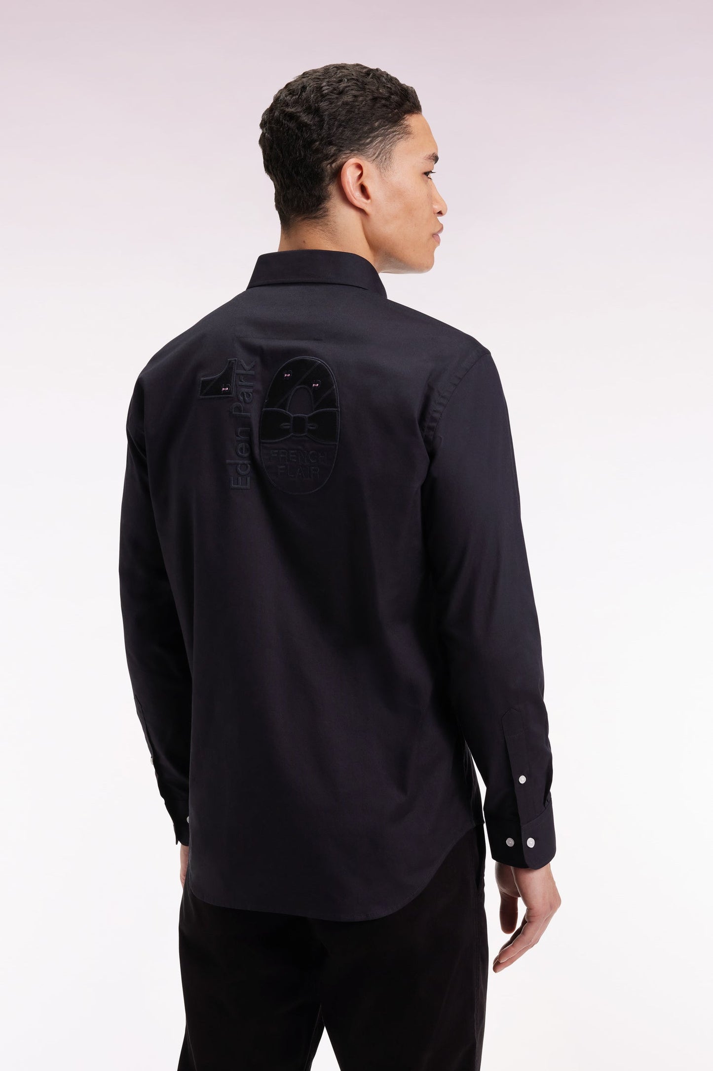 Chemise en coton noire broderies nœud papillon coupe droites