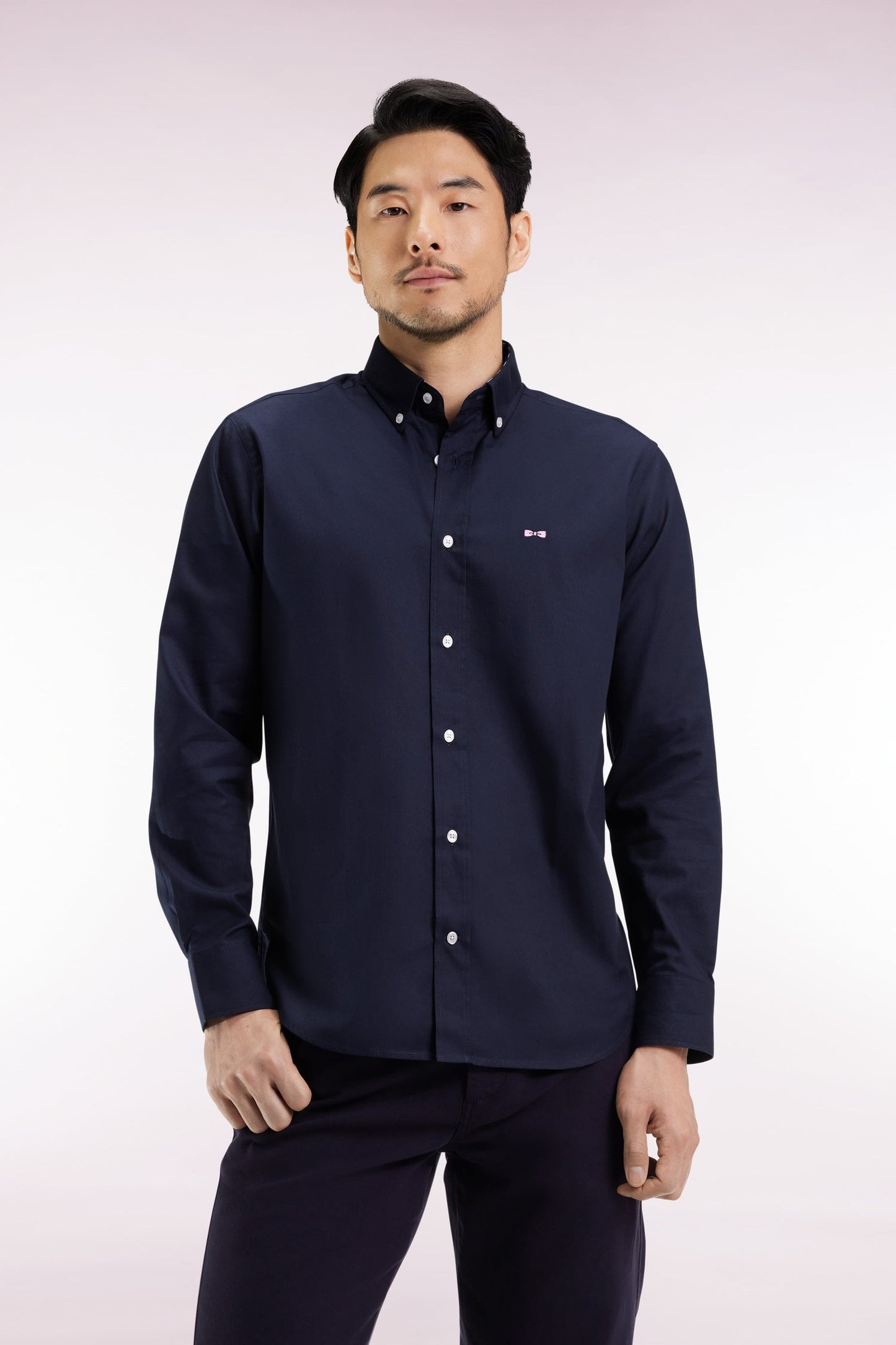 Chemise en coton marine broderie rose coupe droite