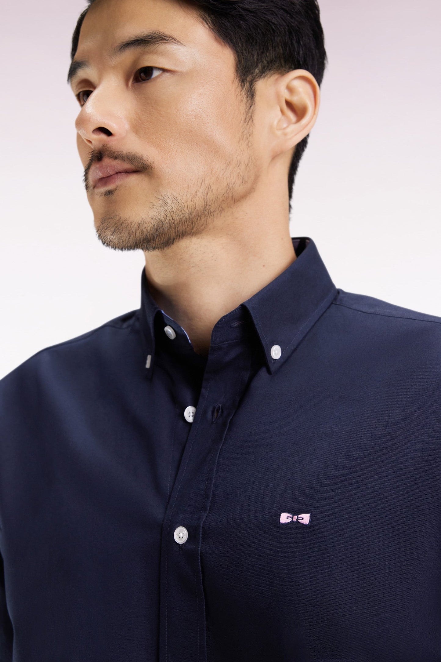 Chemise en coton marine broderie rose coupe droite