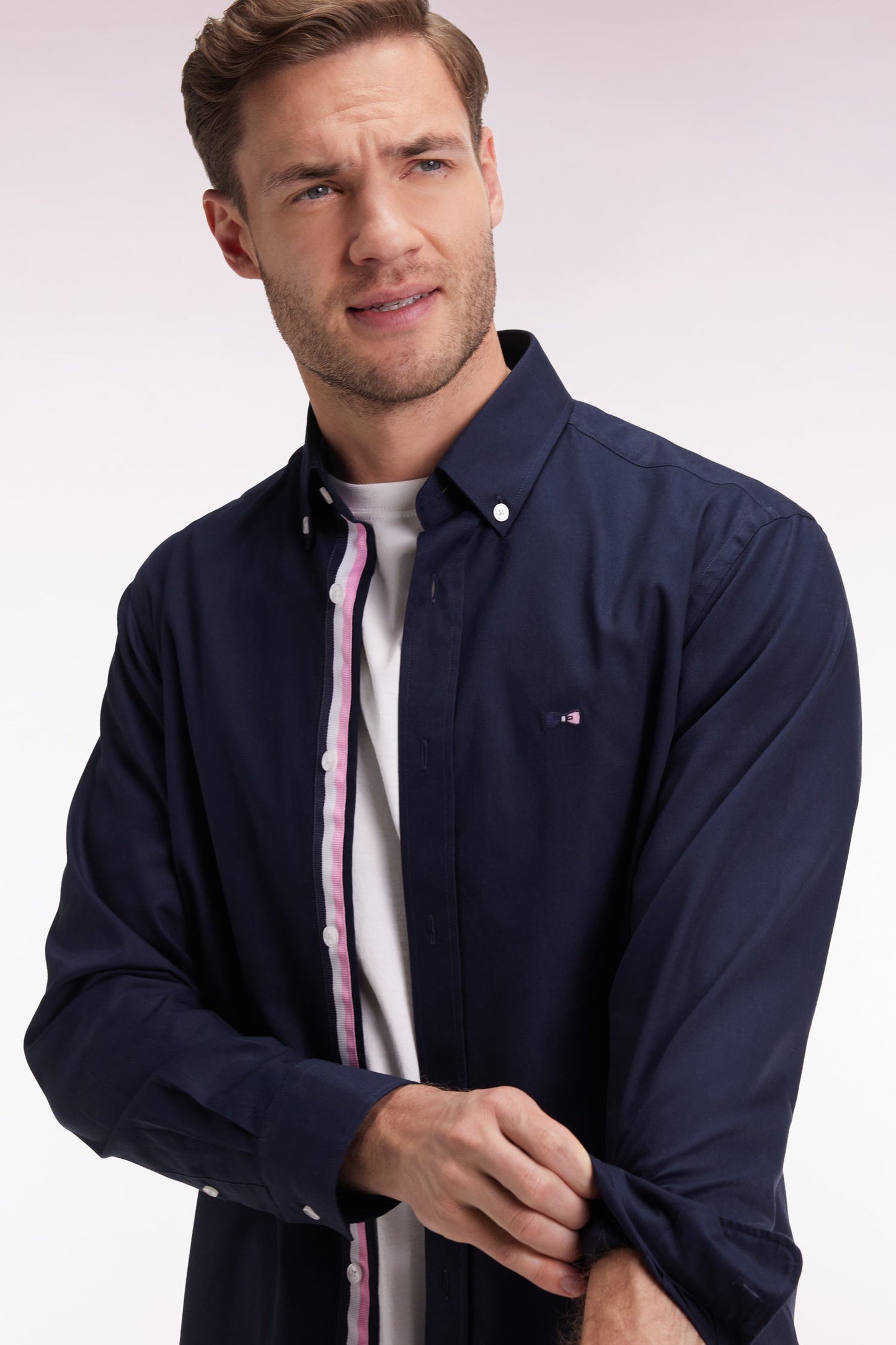 Chemise en coton pinpoint marine broderie dos coupe droite