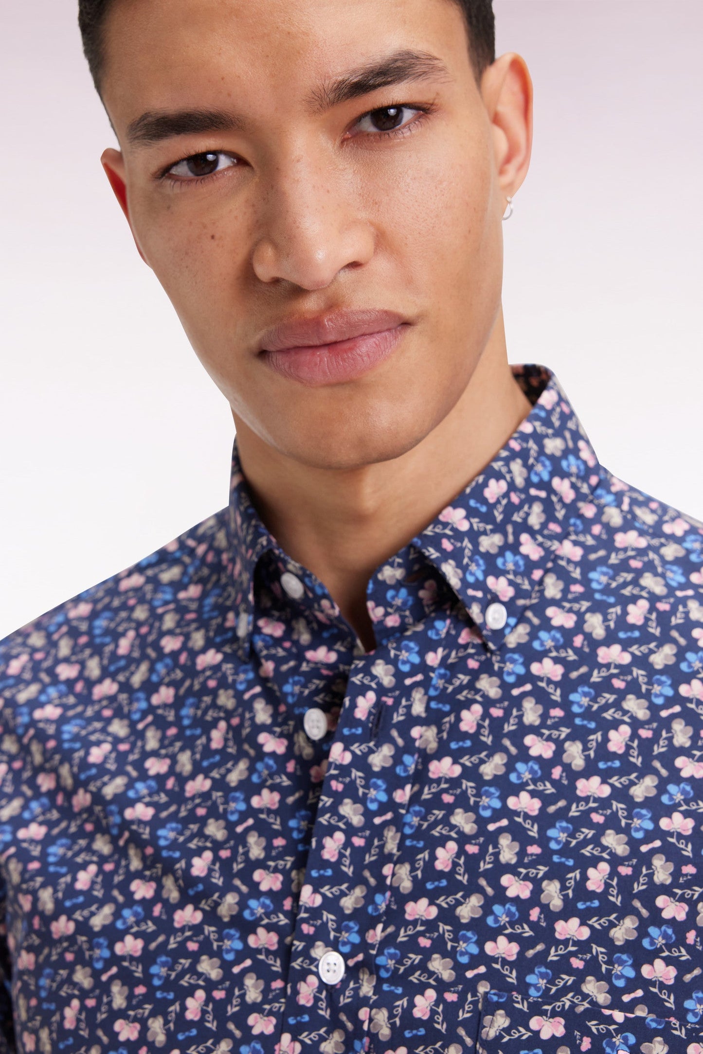 Chemise en coton bleu à micro-motifs fleurs coupe droite