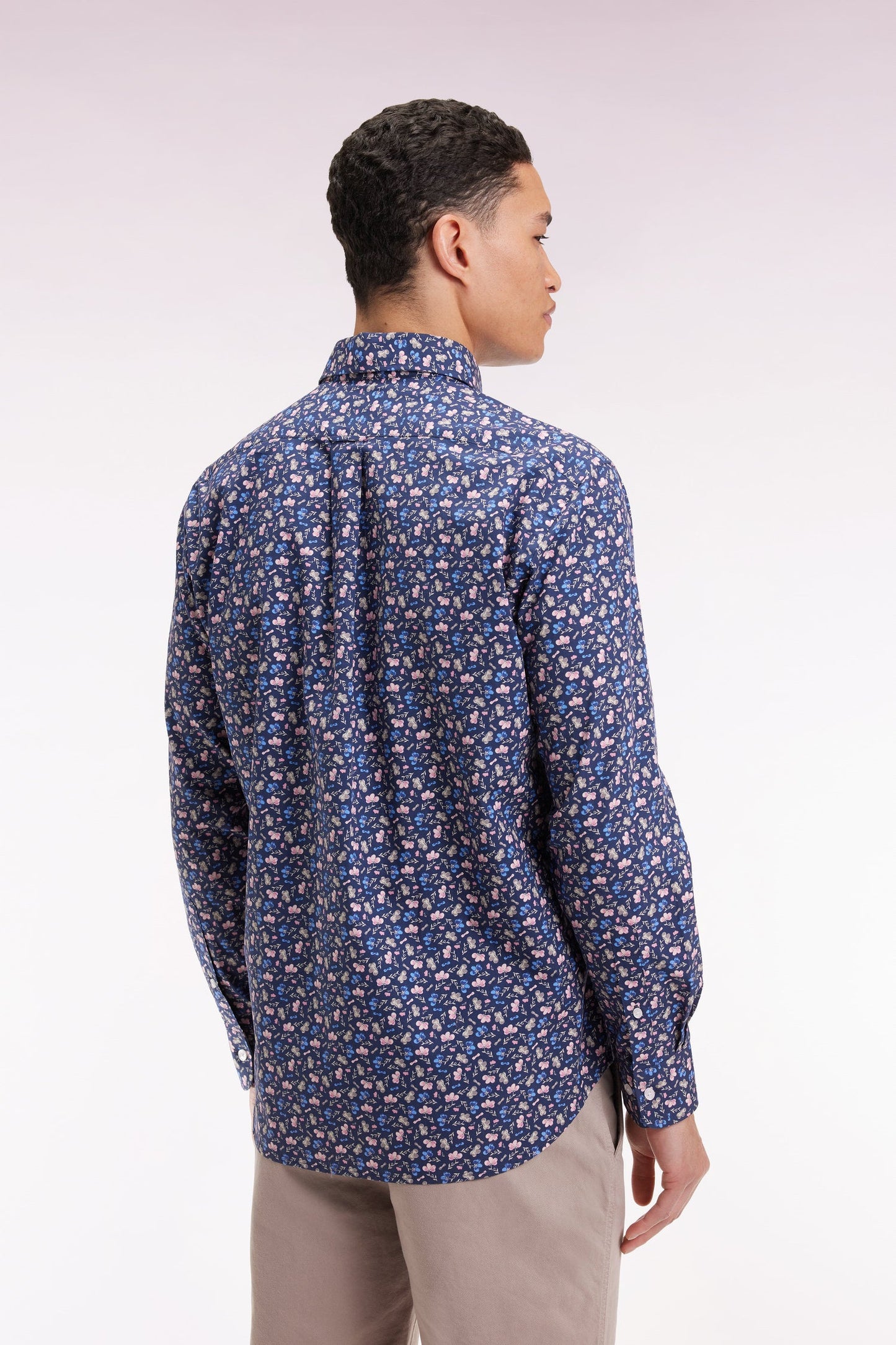 Chemise en coton bleu à micro-motifs fleurs coupe droite
