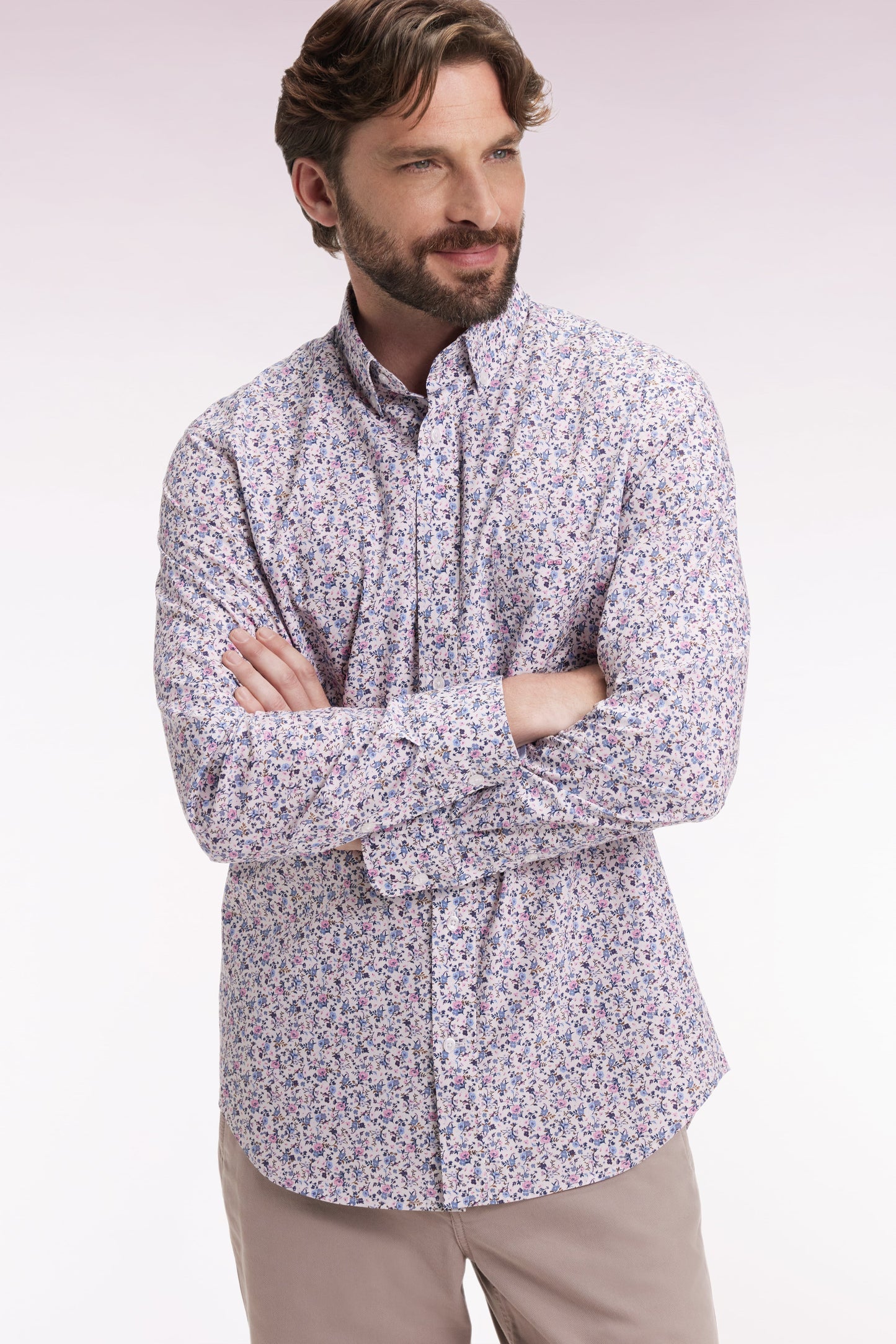 Chemise en coton beige à micro-motifs fleurs coupe droite