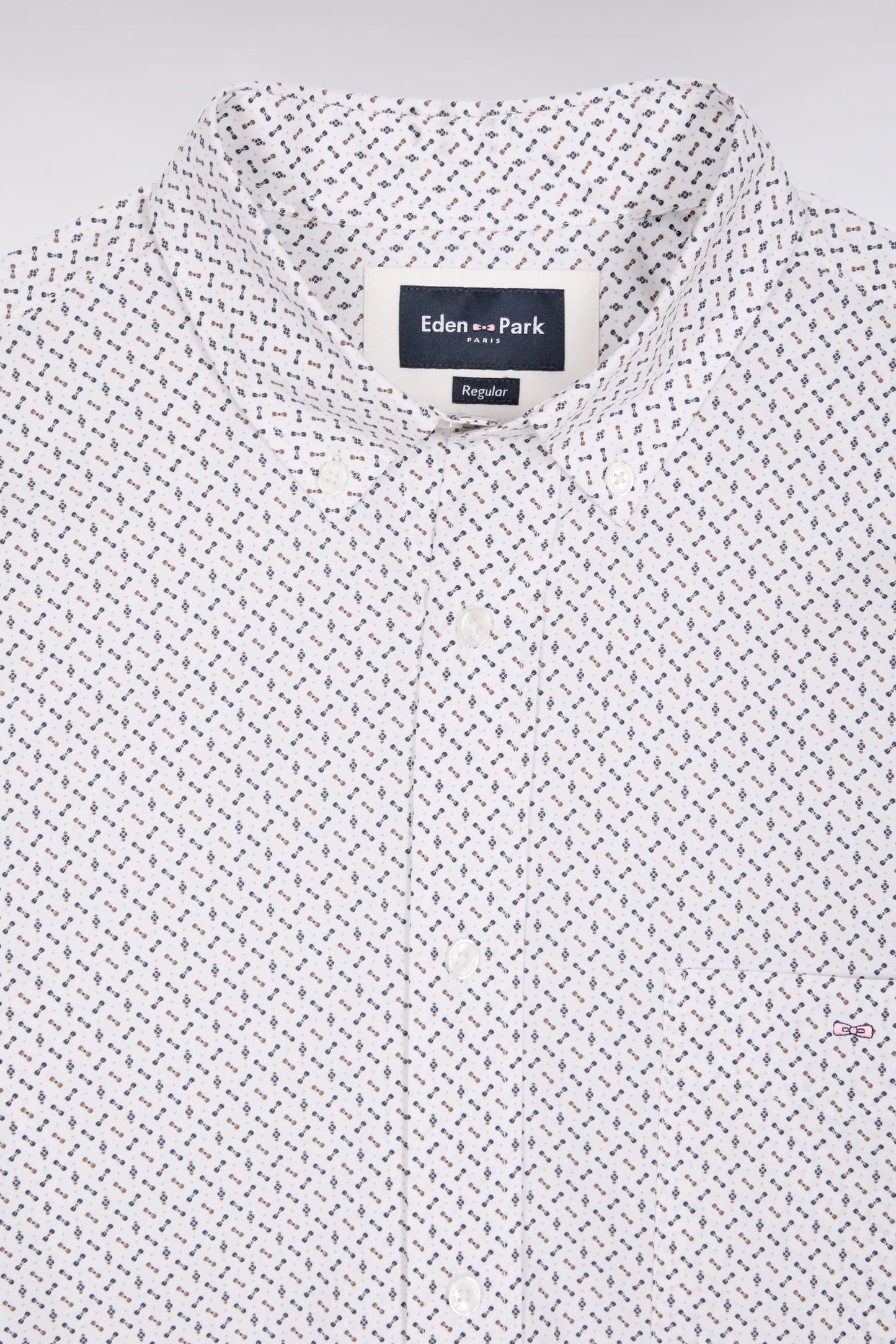 Chemise en coton blanc à micro-motifs nœuds papillon coupe droite