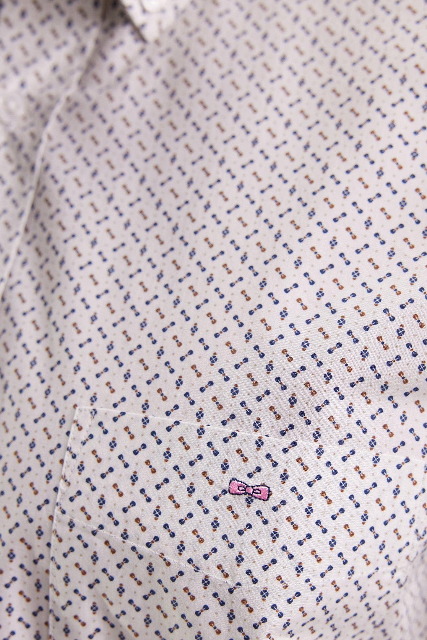 Chemise en coton blanc à micro-motifs nœuds papillon coupe droite