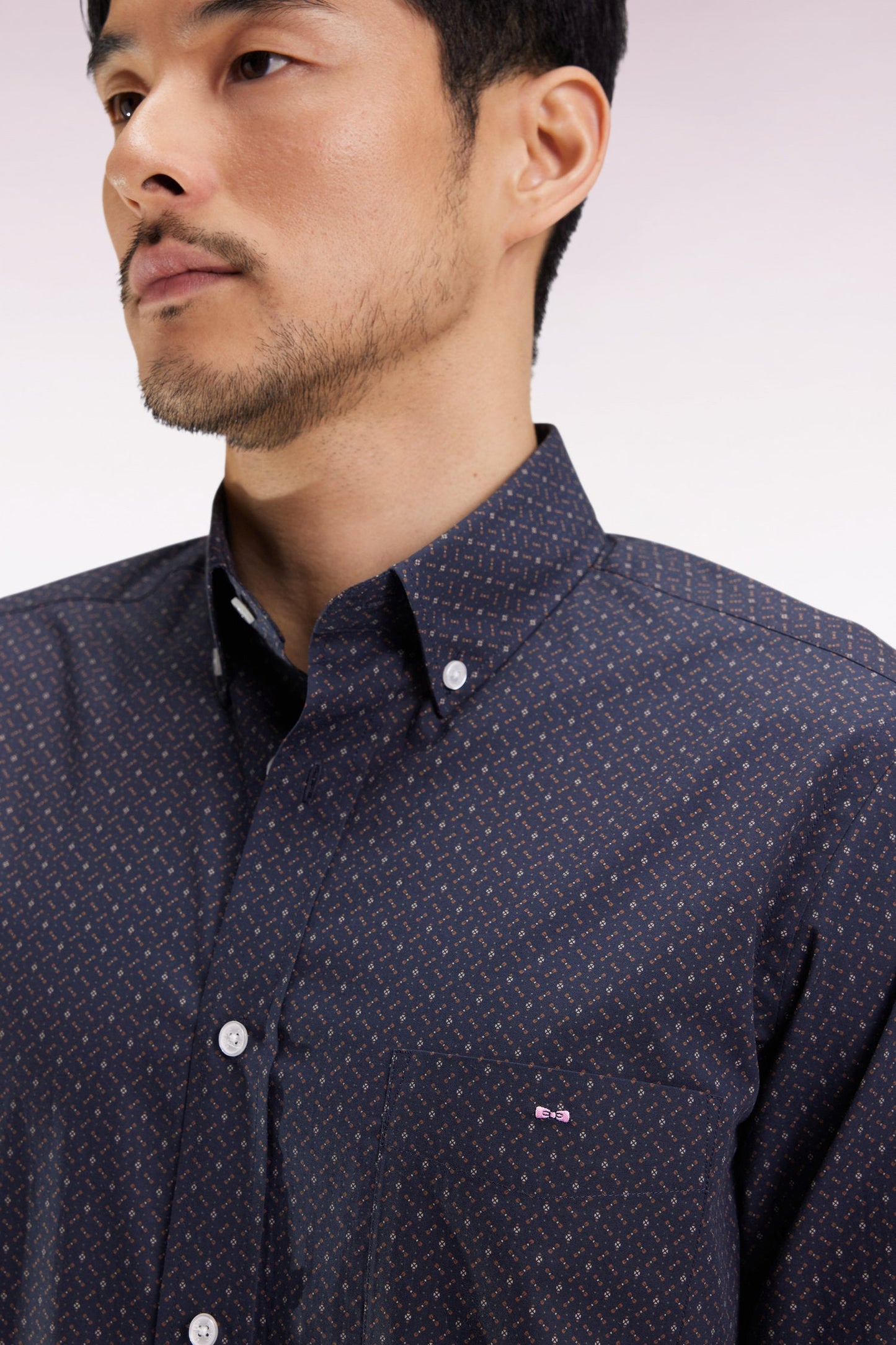 Chemise en coton marron à micro-motifs coupe droite