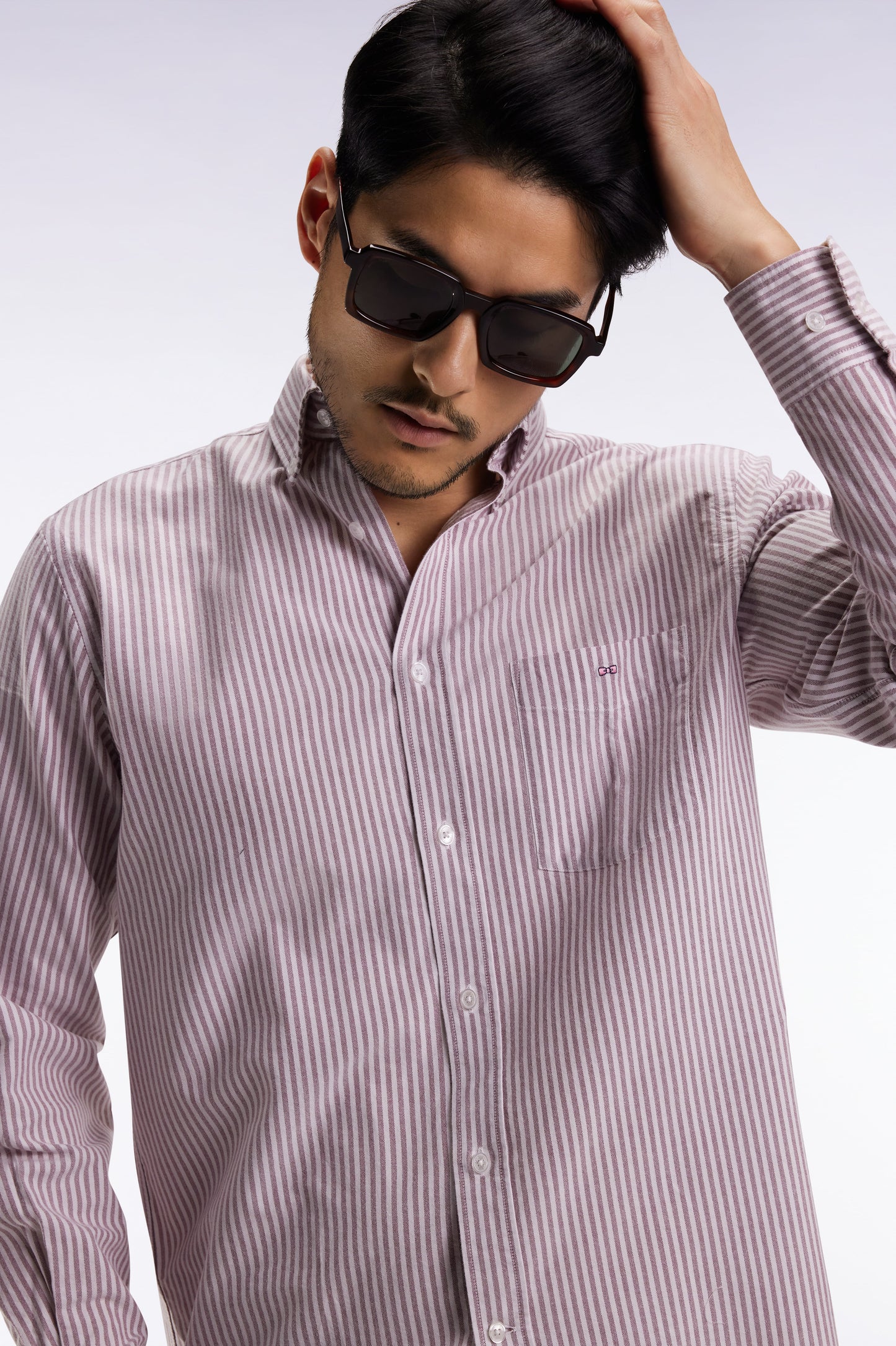 Chemise en popeline de coton rayée bordeaux coupe droite