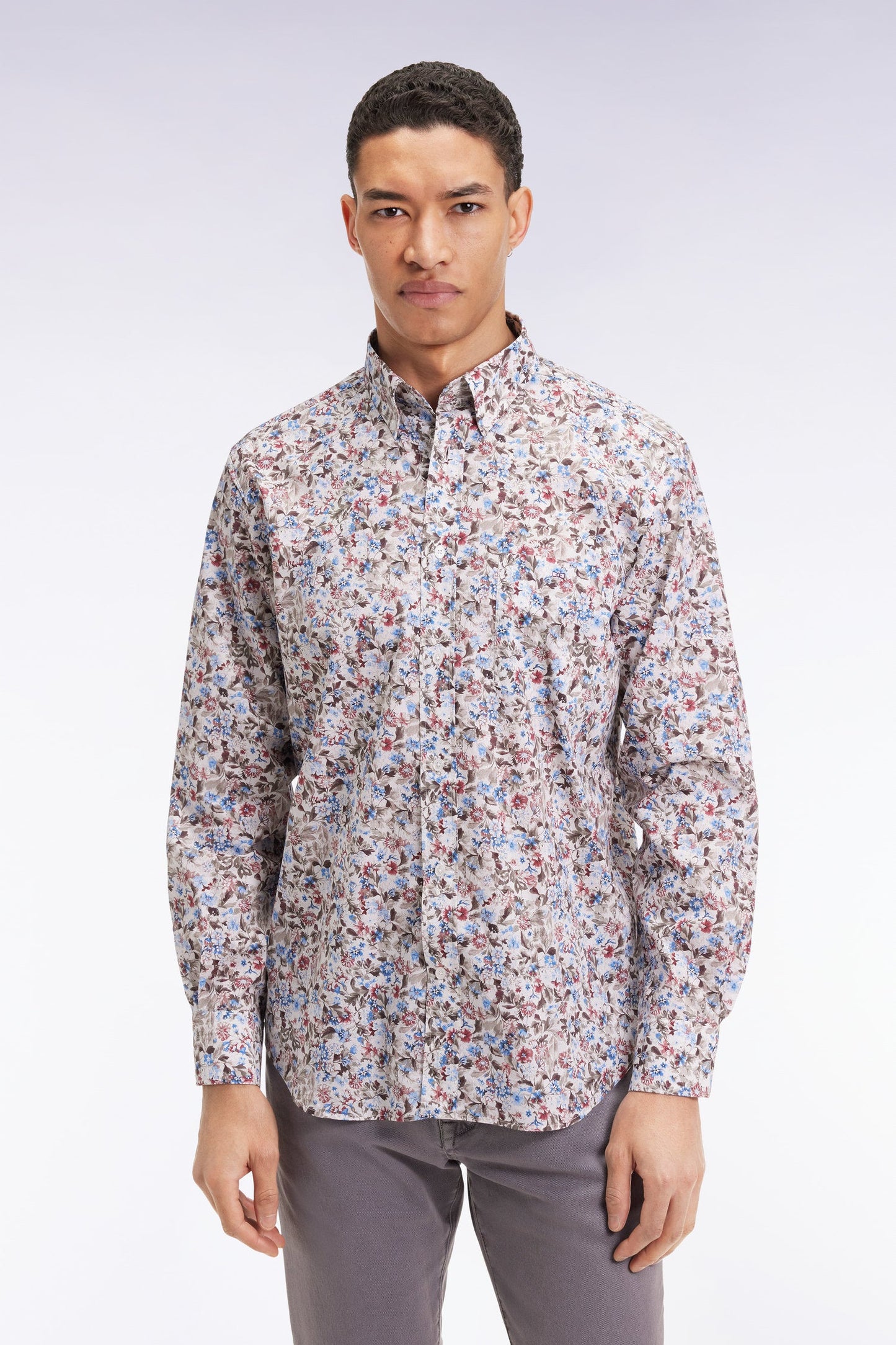 Chemise à micro-motifs fleurs en coton marron coupe droite