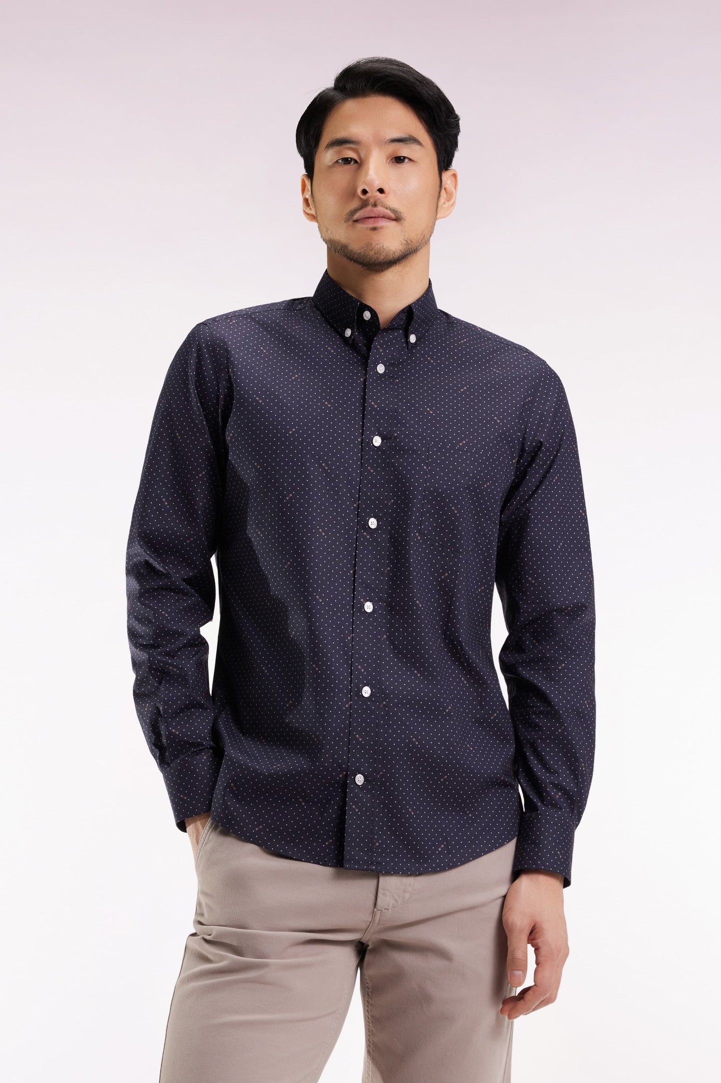 Chemise en coton Pima noir à micro-motif pois coupe slim