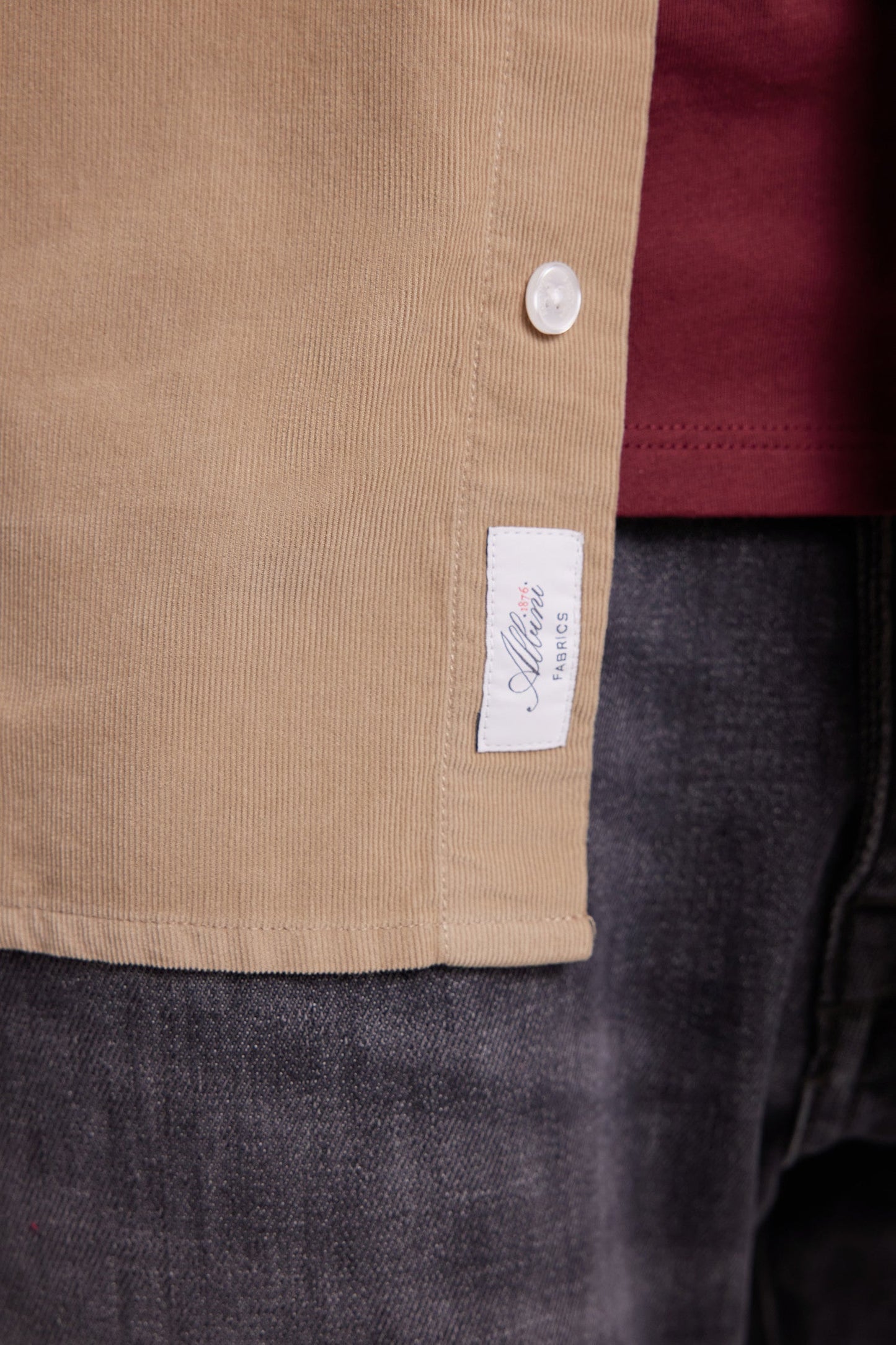 Chemise en velours beige coupe droite
