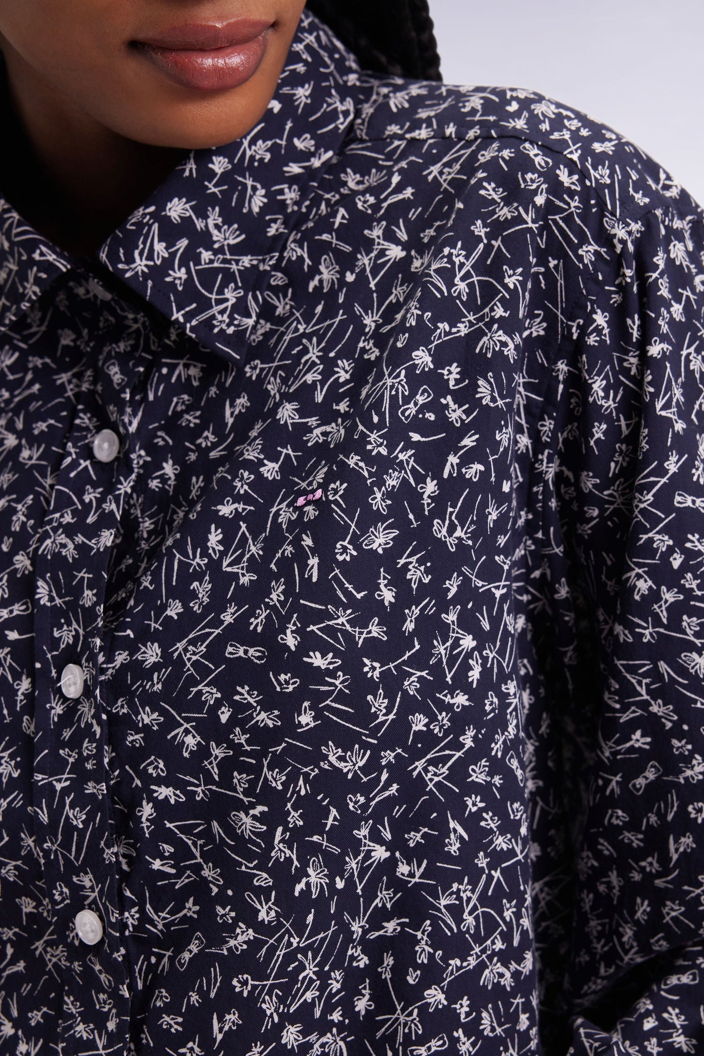 Chemise en popeline de coton marine à micro-motifs coupe slim