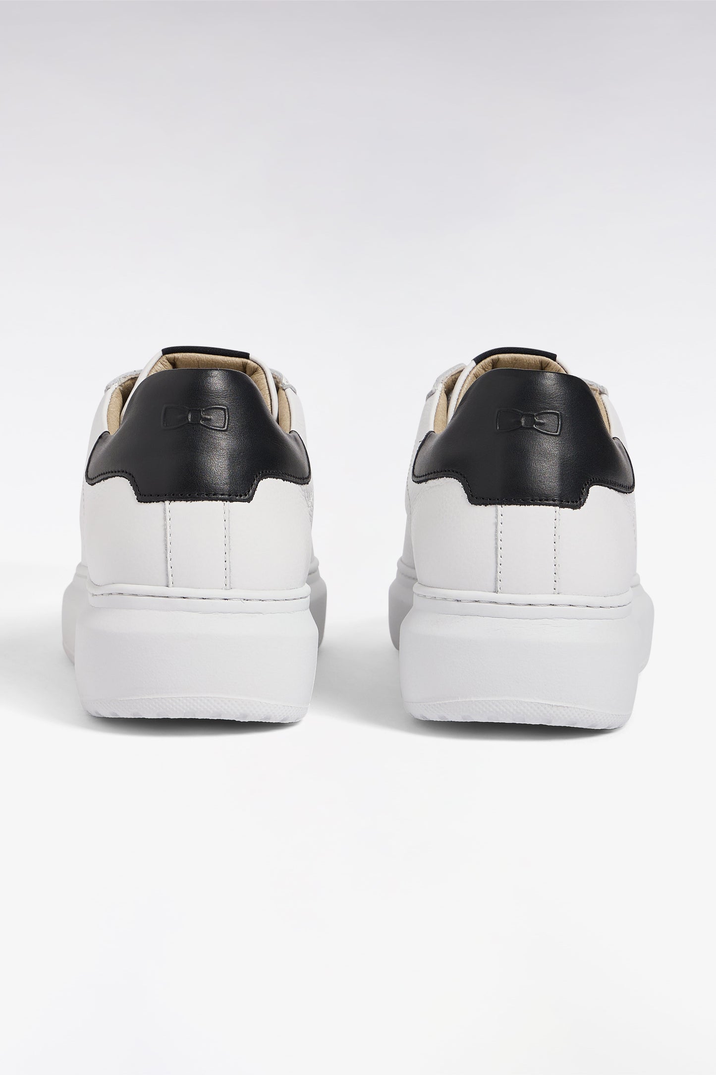Baskets basses en cuir grainé blanches et marine