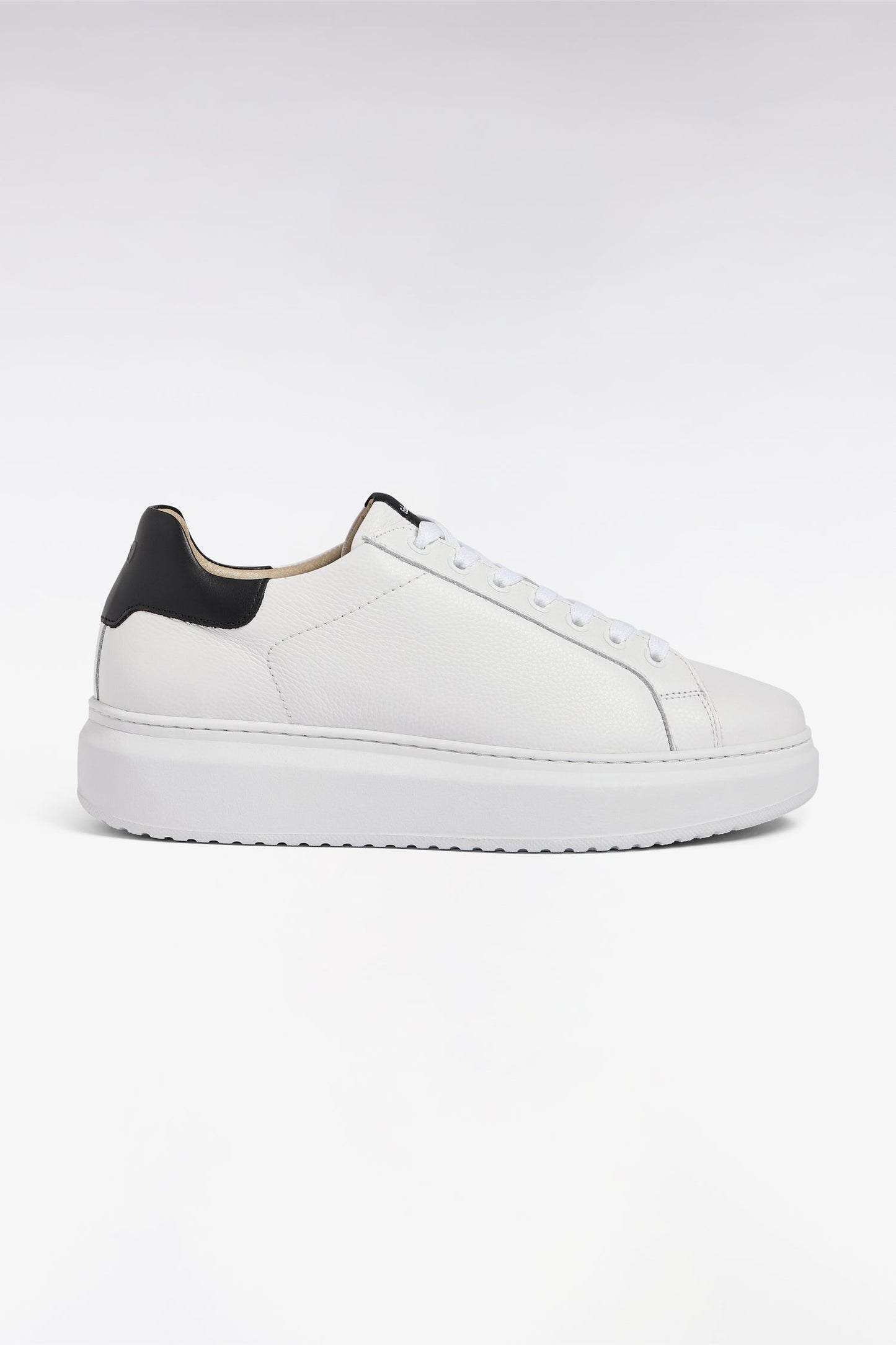 Baskets basses en cuir grainé blanches et marine