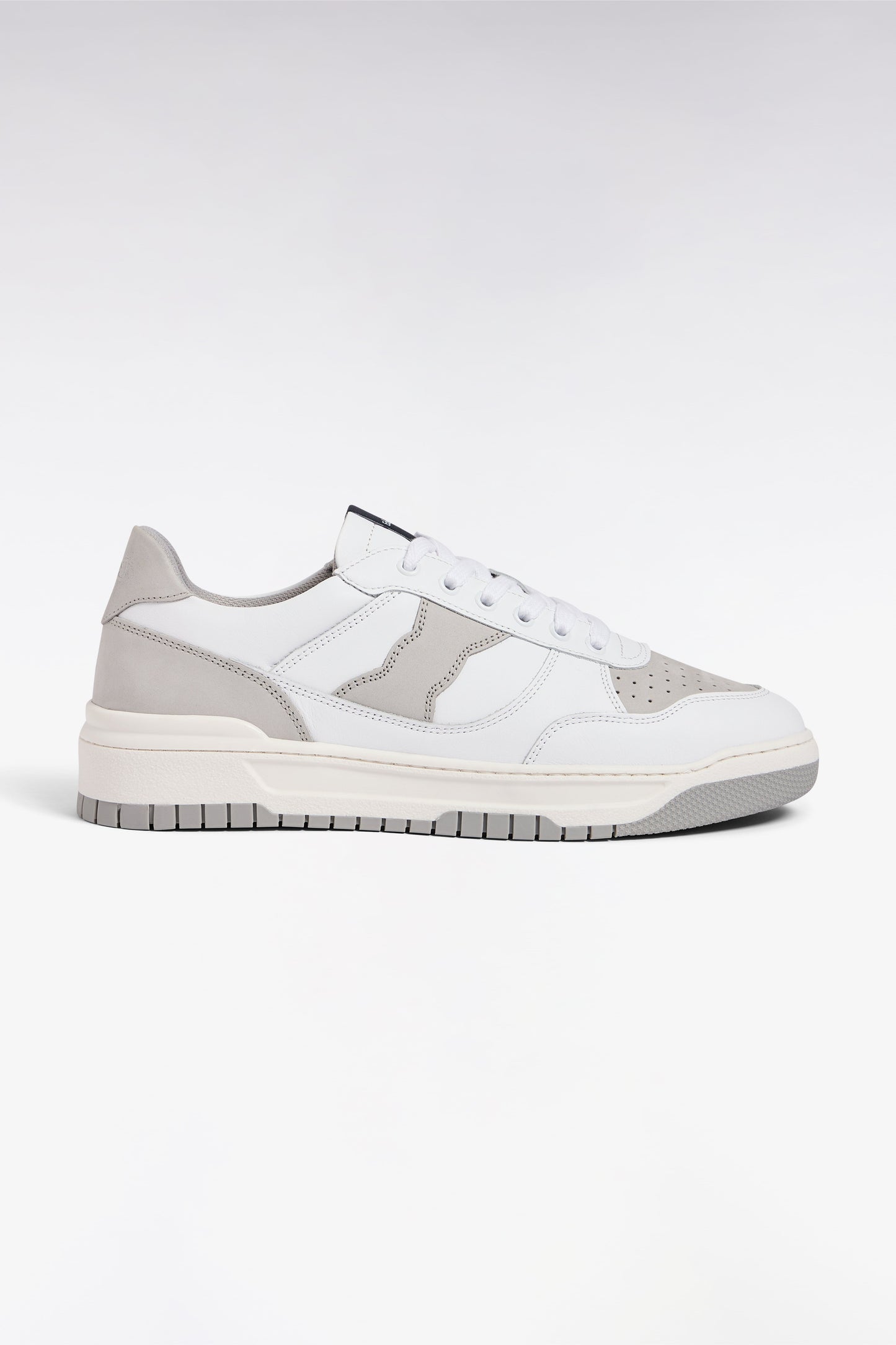 Sneakers bimatières en cuir et daim grises et blanches