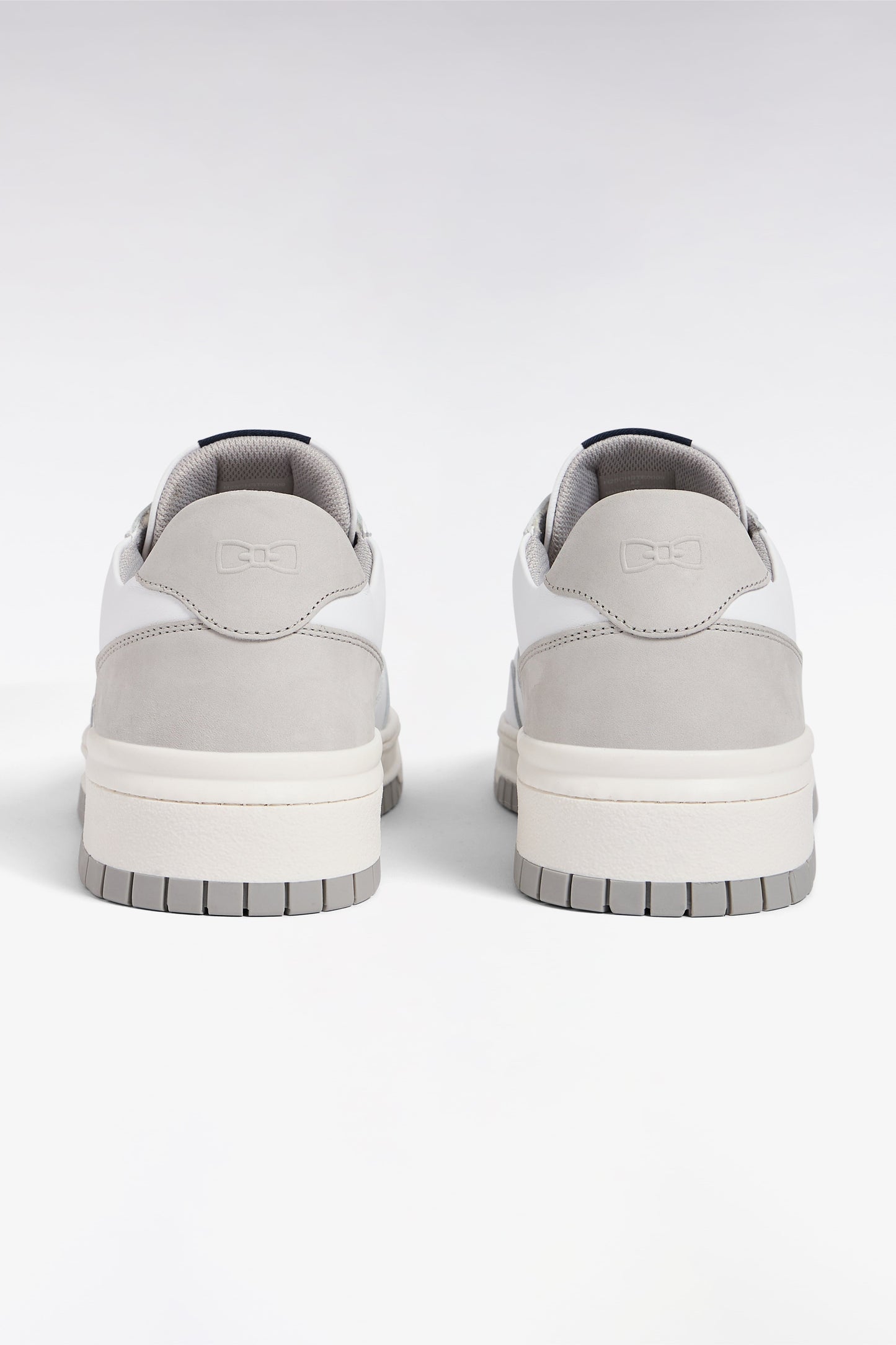 Sneakers bimatières en cuir et daim grises et blanches