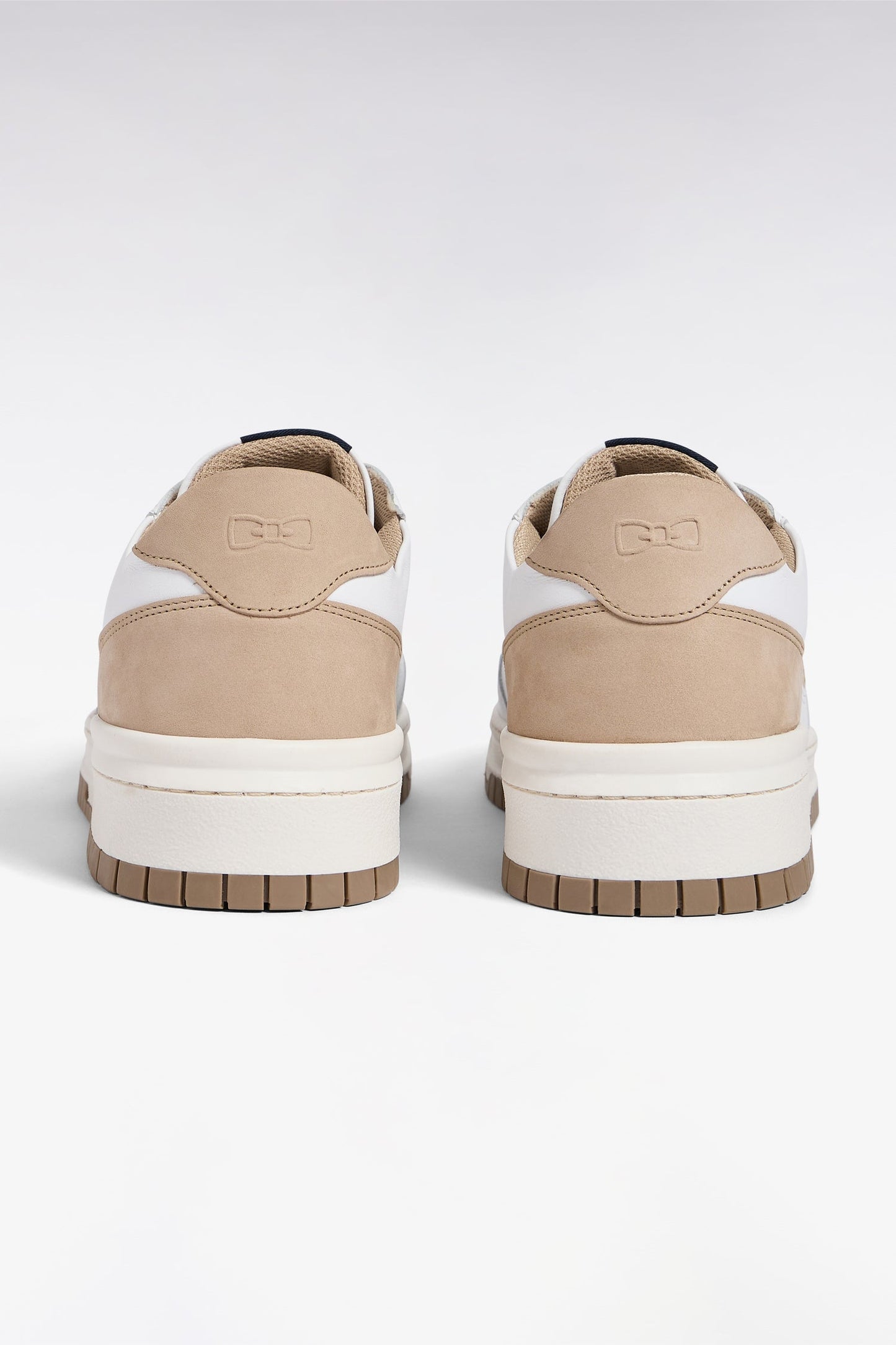 Sneakers bimatières en cuir et daim beige et blanches