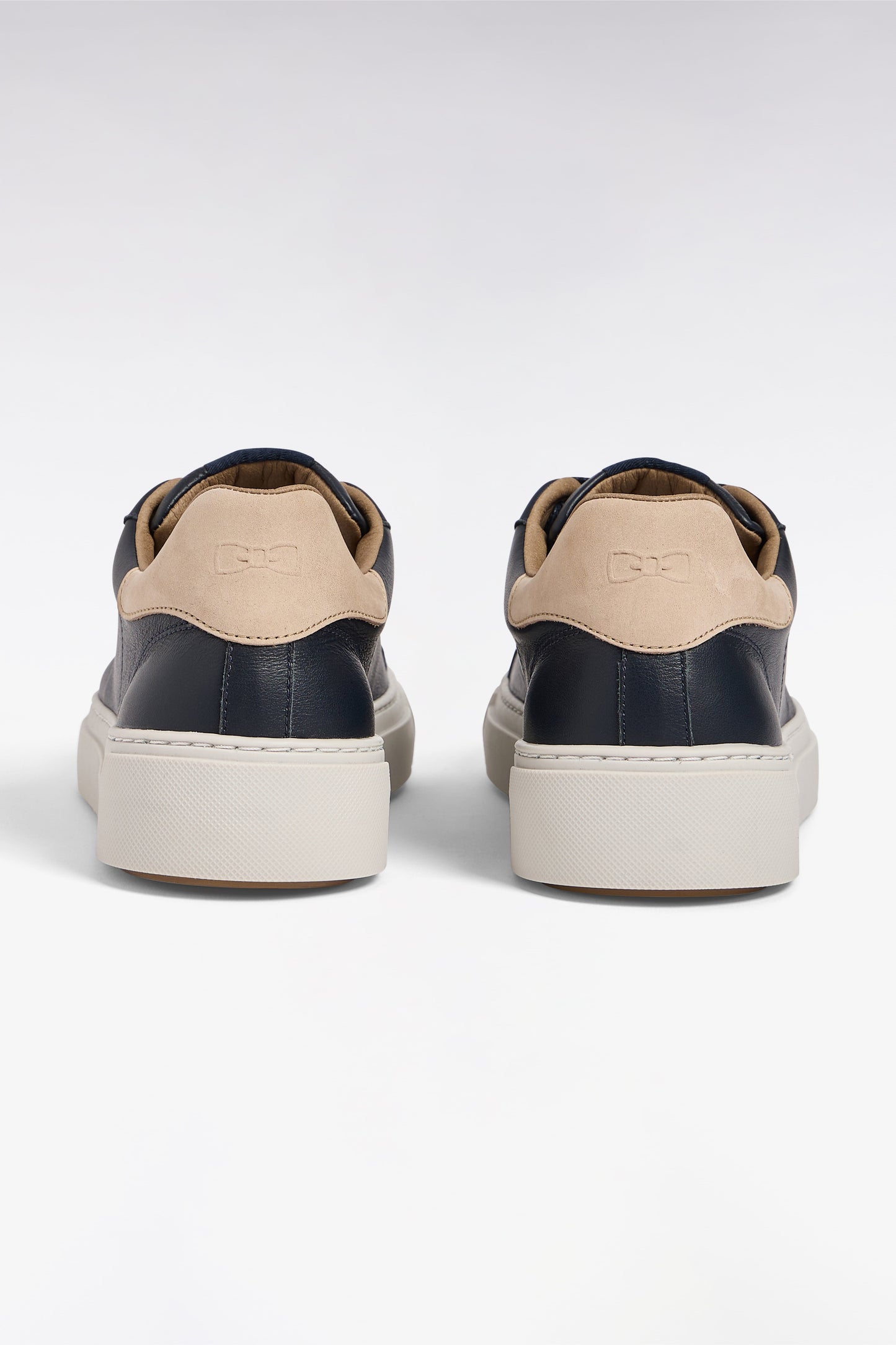 Baskets basses bimatières en cuir marine et cuir suédé sable