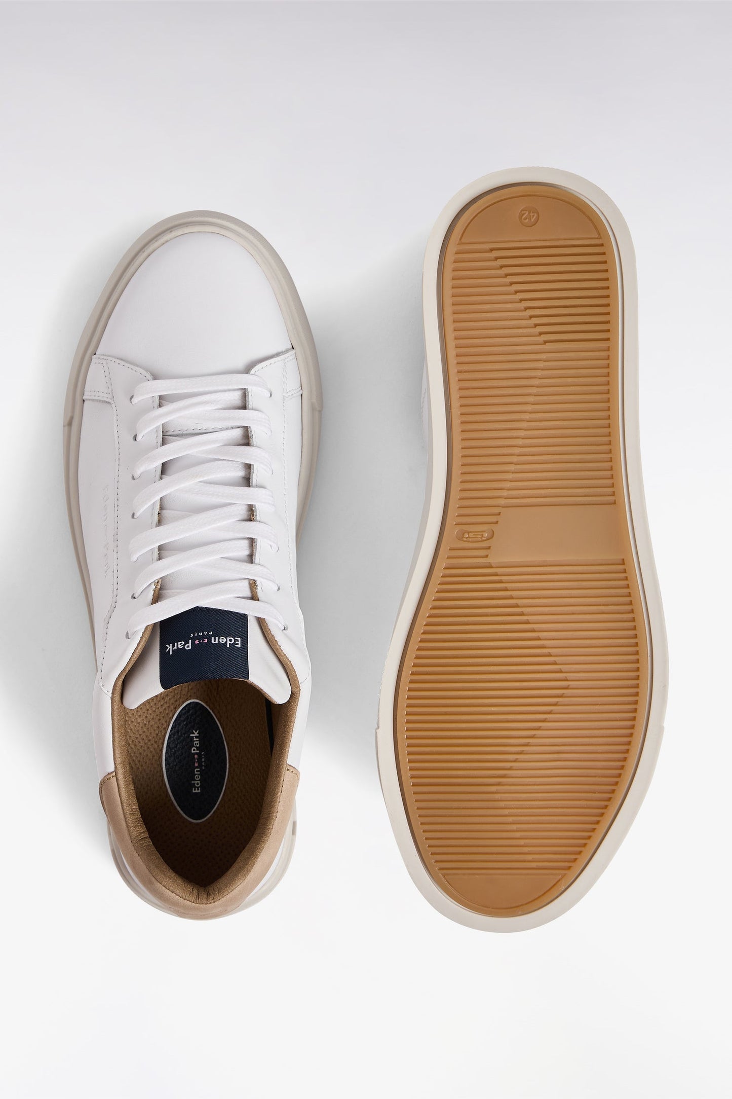 Baskets basses bimatières en cuir blanc et cuir suédé sable