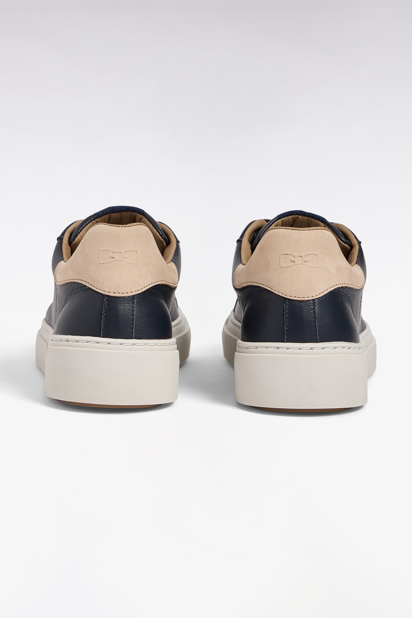 Baskets basses bimatières en cuir marine et cuir suédé sable