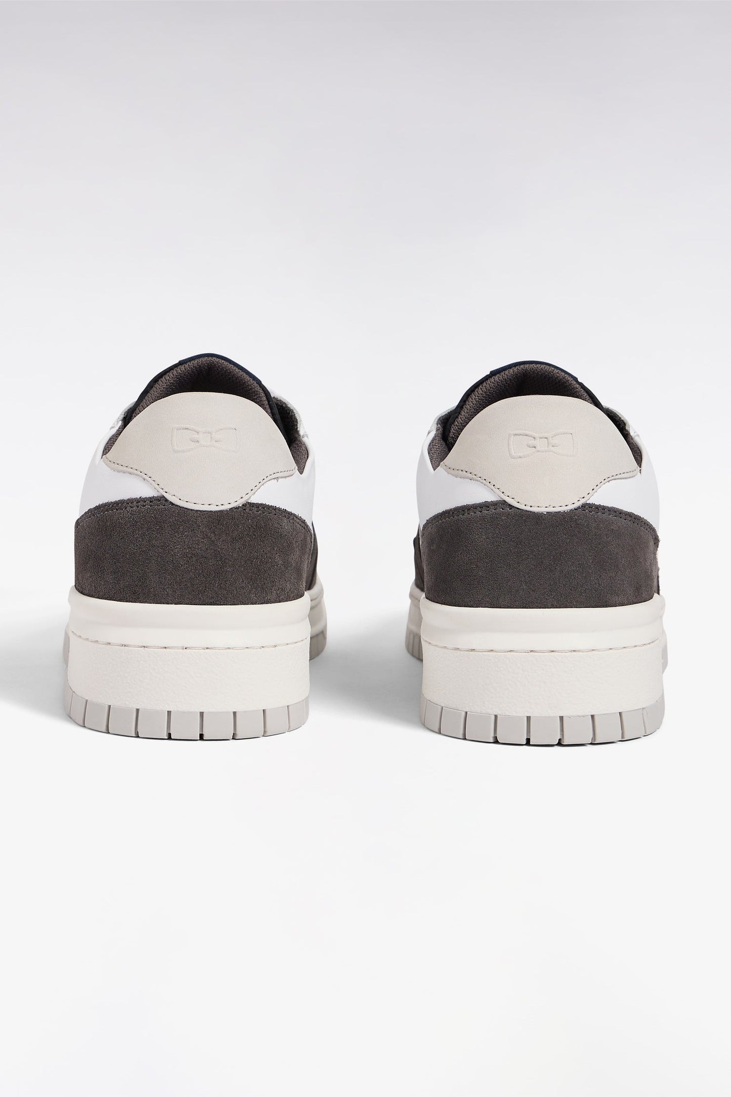 Sneakers bimatières en cuir lisse blanc et cuir suédé marron