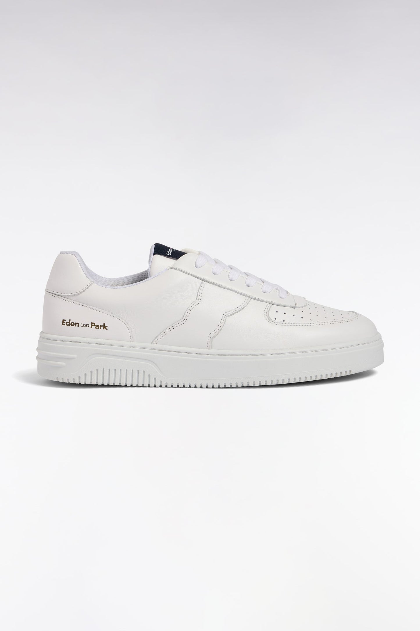 Sneakers en cuir blanches languette marine siglée