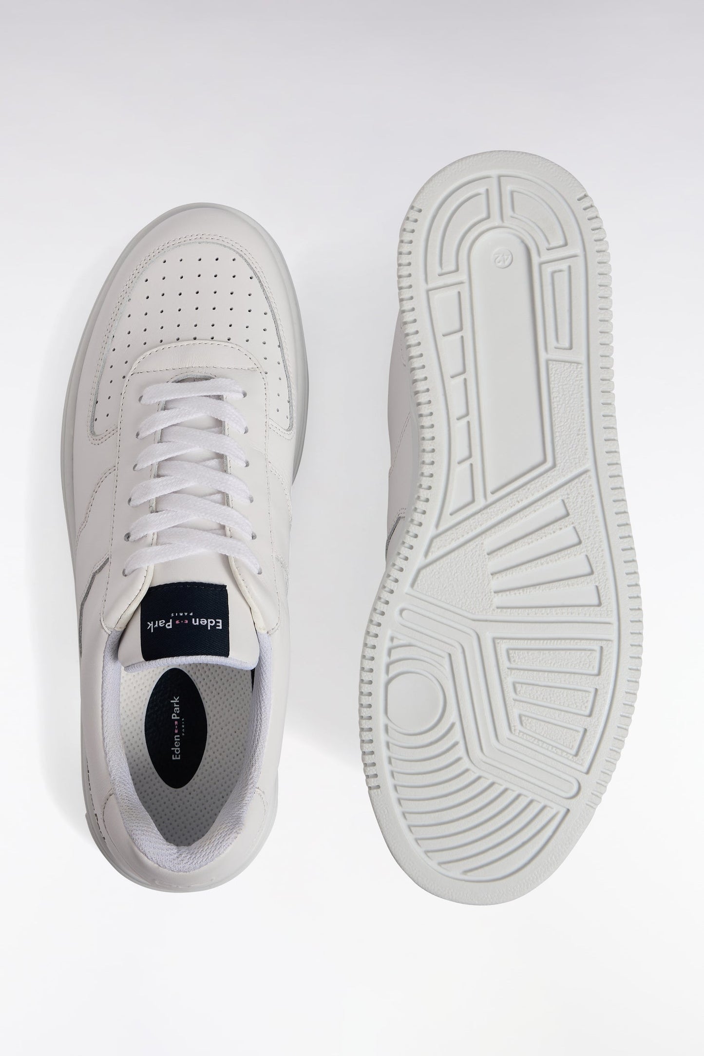 Sneakers en cuir blanches languette marine siglée