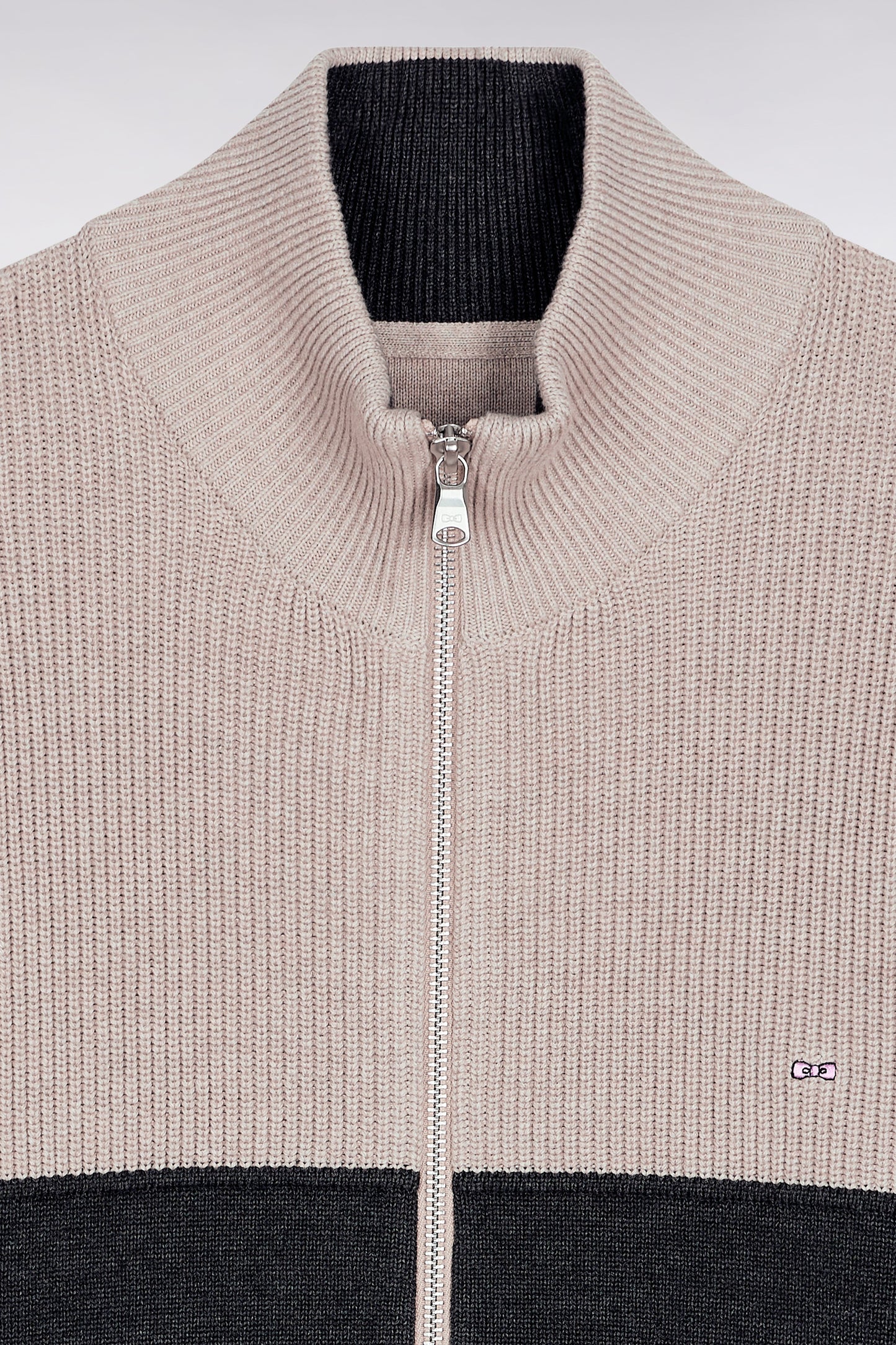 Cardigan zippé en coton bicolore beige et gris coupe droite