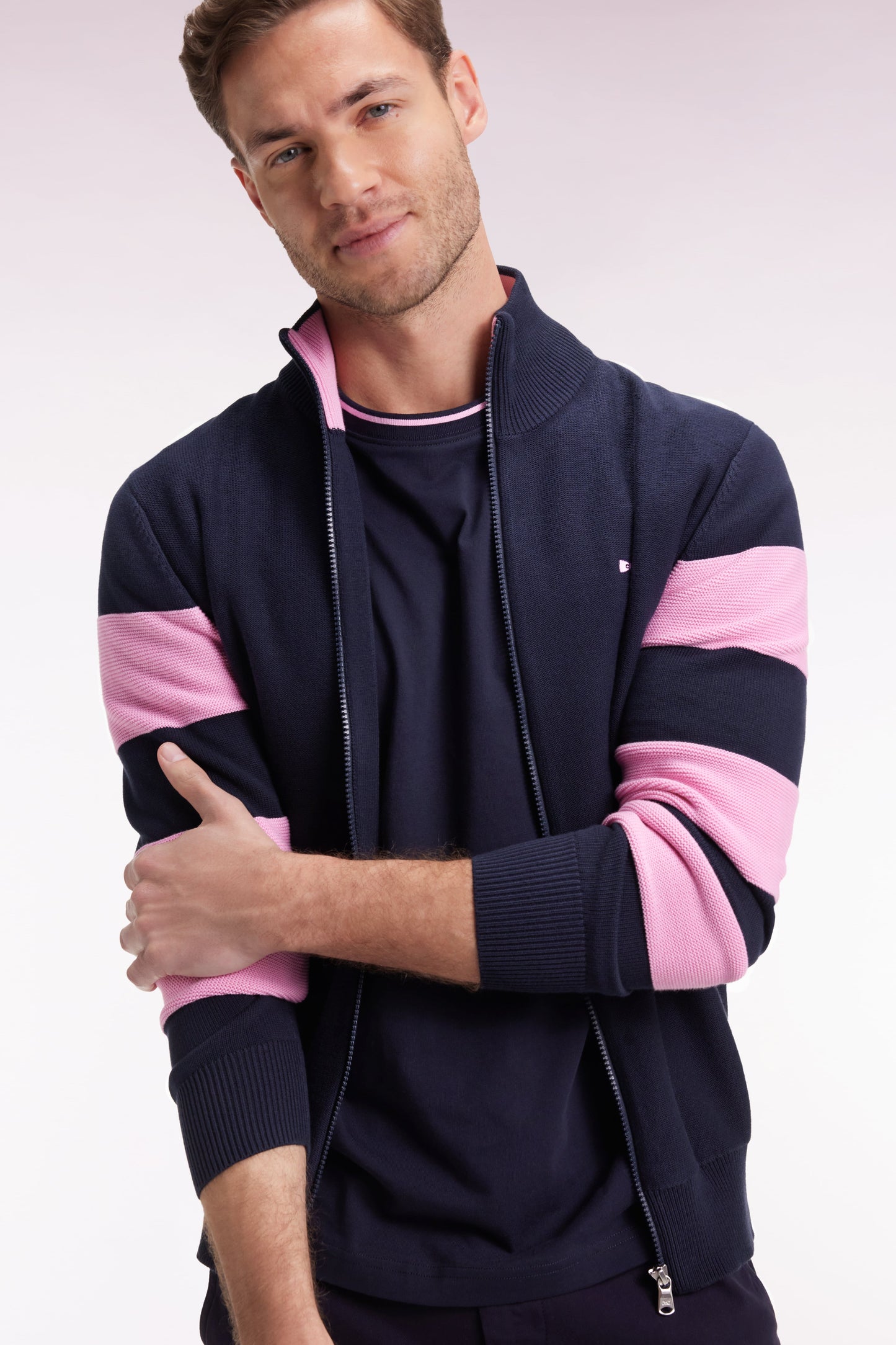 Cardigan zippé en coton marine à rayures de manches roses coupe droite