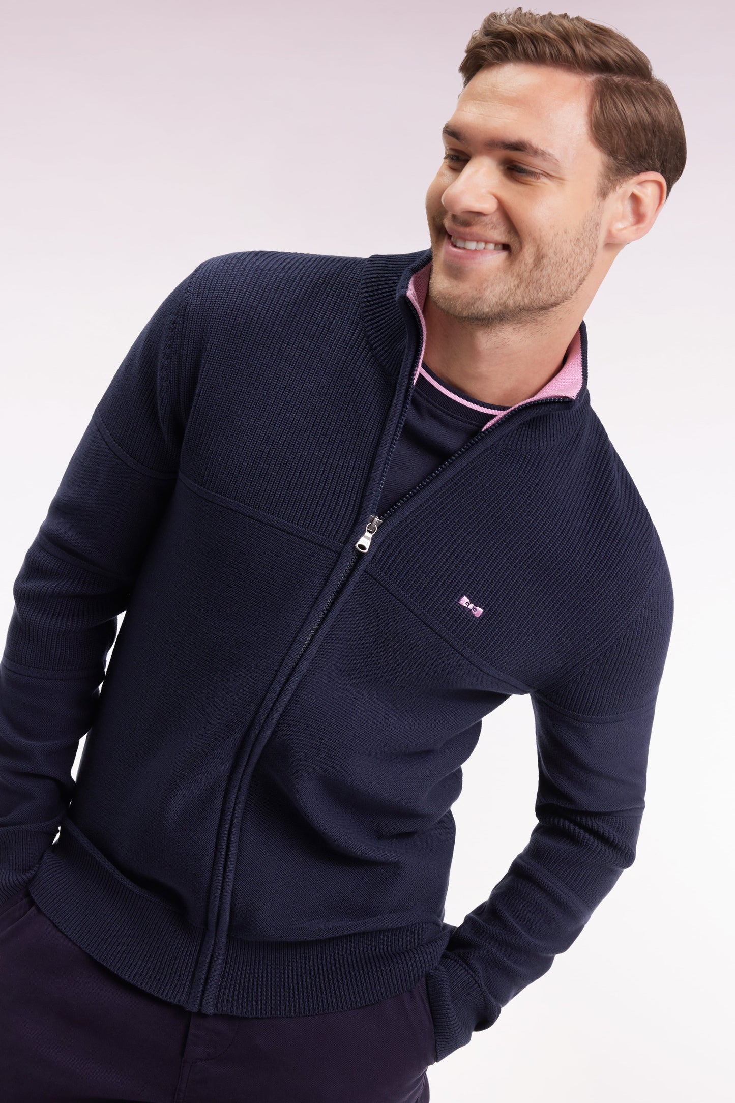 Cardigan zippé en coton marine broderie dos rose