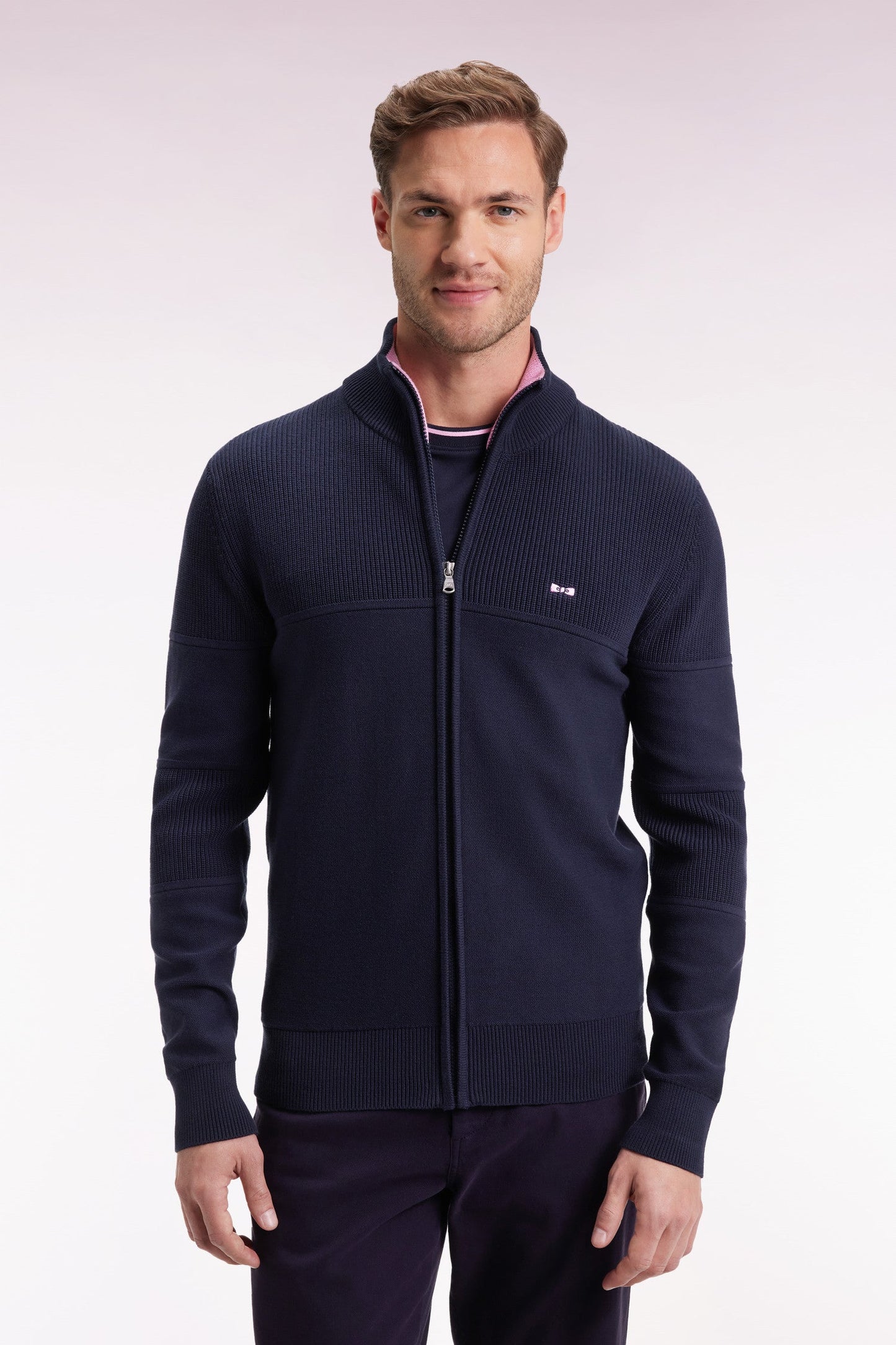 Cardigan zippé en coton marine broderie dos rose