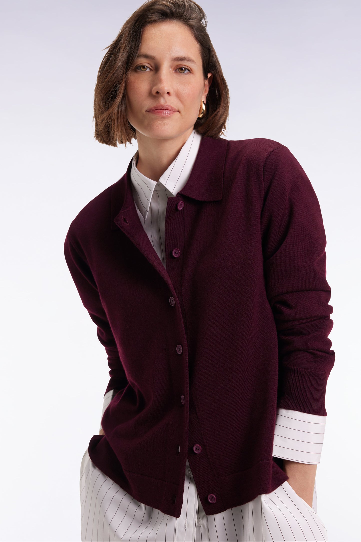Cardigan à col classique en laine mérinos bordeaux coupe droite
