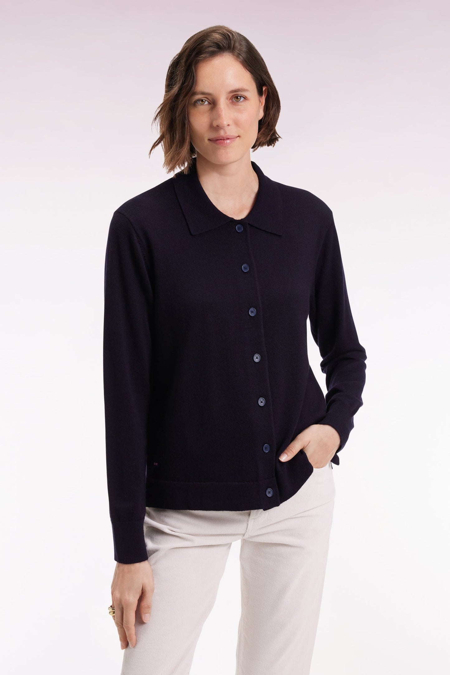 Cardigan à col classique en laine mérinos marine coupe droite