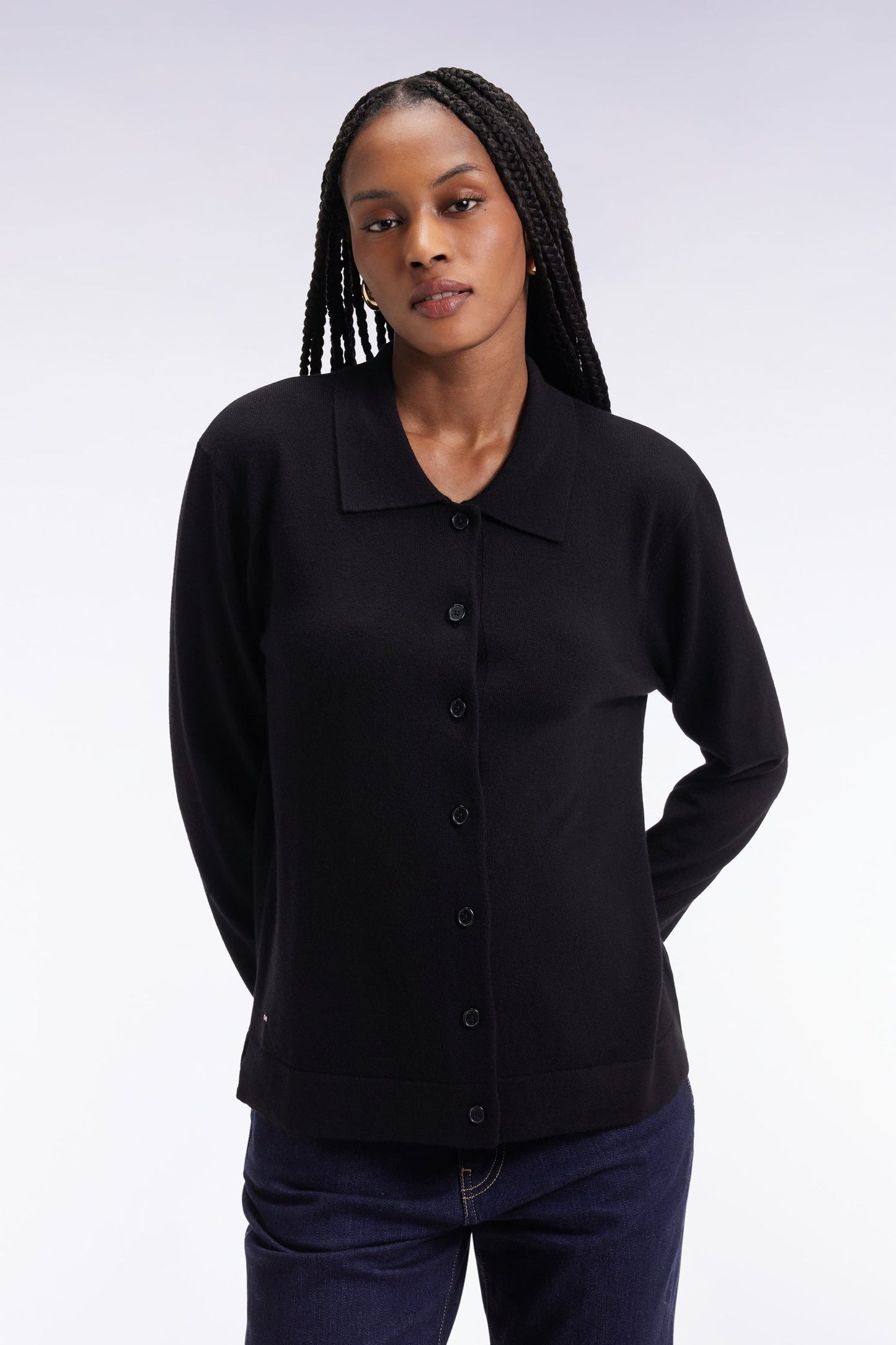 Cardigan à col classique en laine mérinos noire coupe droite